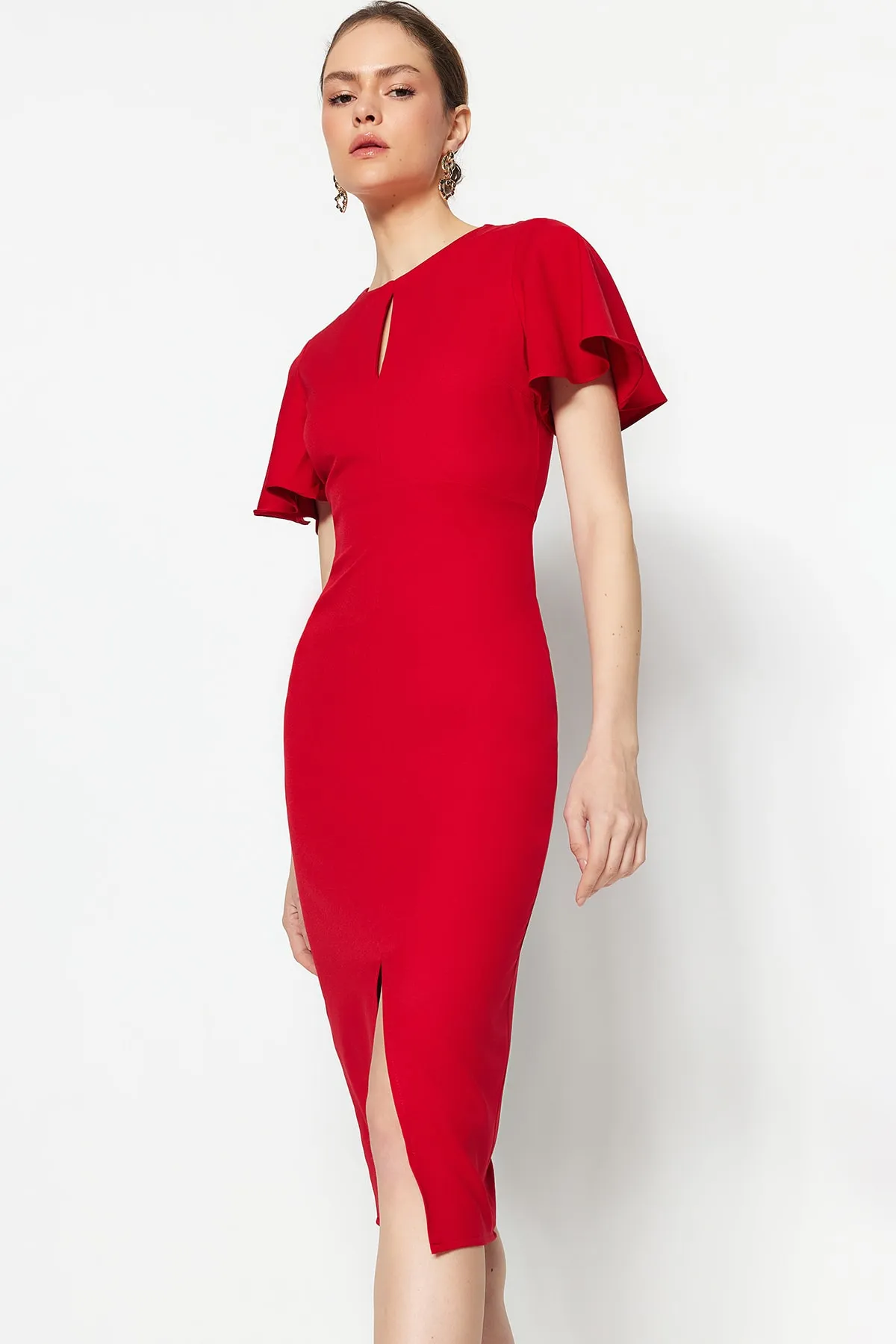 Trendyol Collection  Rotes, figurbetontes, gewebtes Midi-Kleid mit tiefem Ausschnitt und detailliertem, kurzärmeligem, geschlitztem Webkleid TWOSS23EL00604