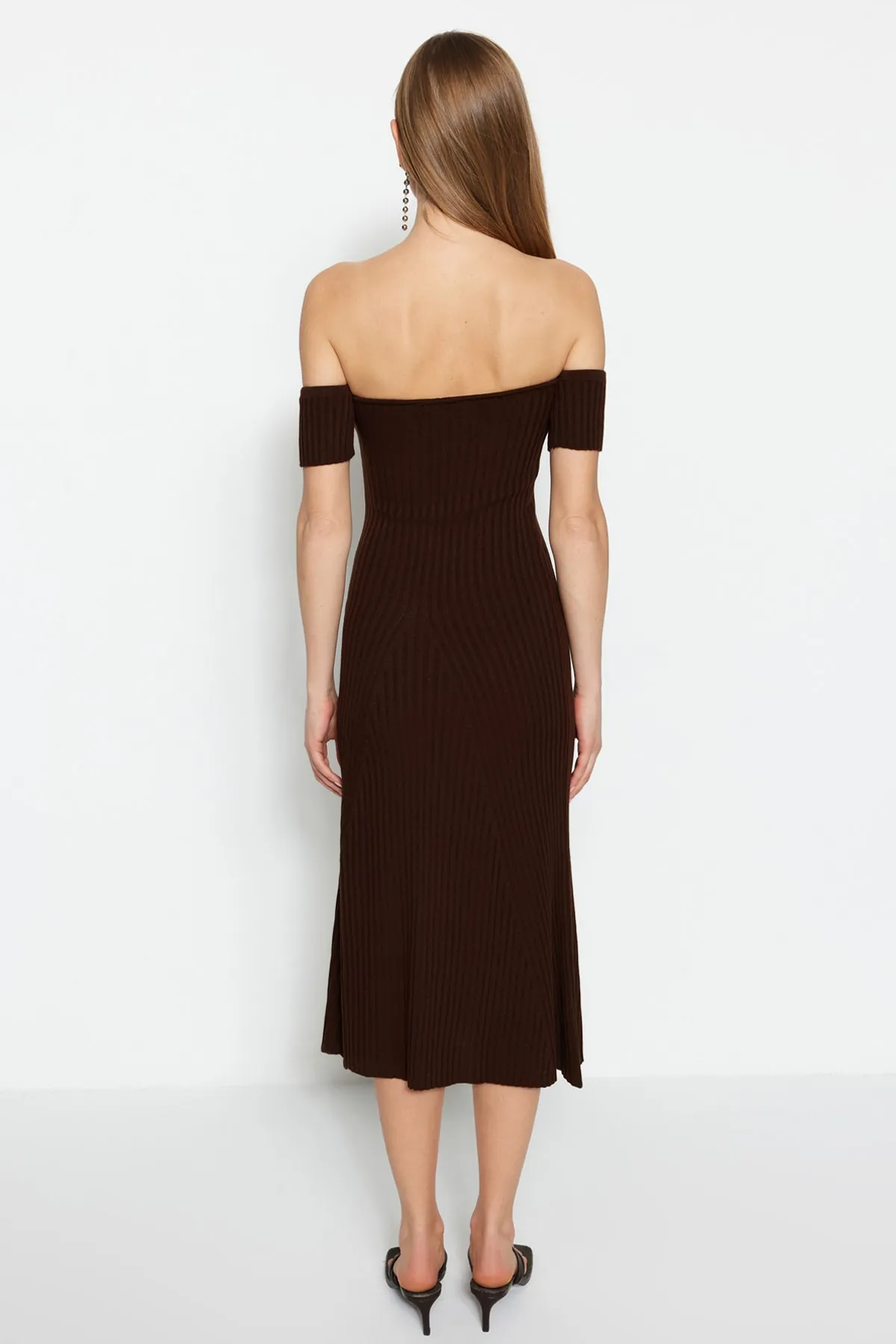 Trendyol Collection  Braunes Midi-Strickkleid mit Carmenkragen TWOSS22EL2388