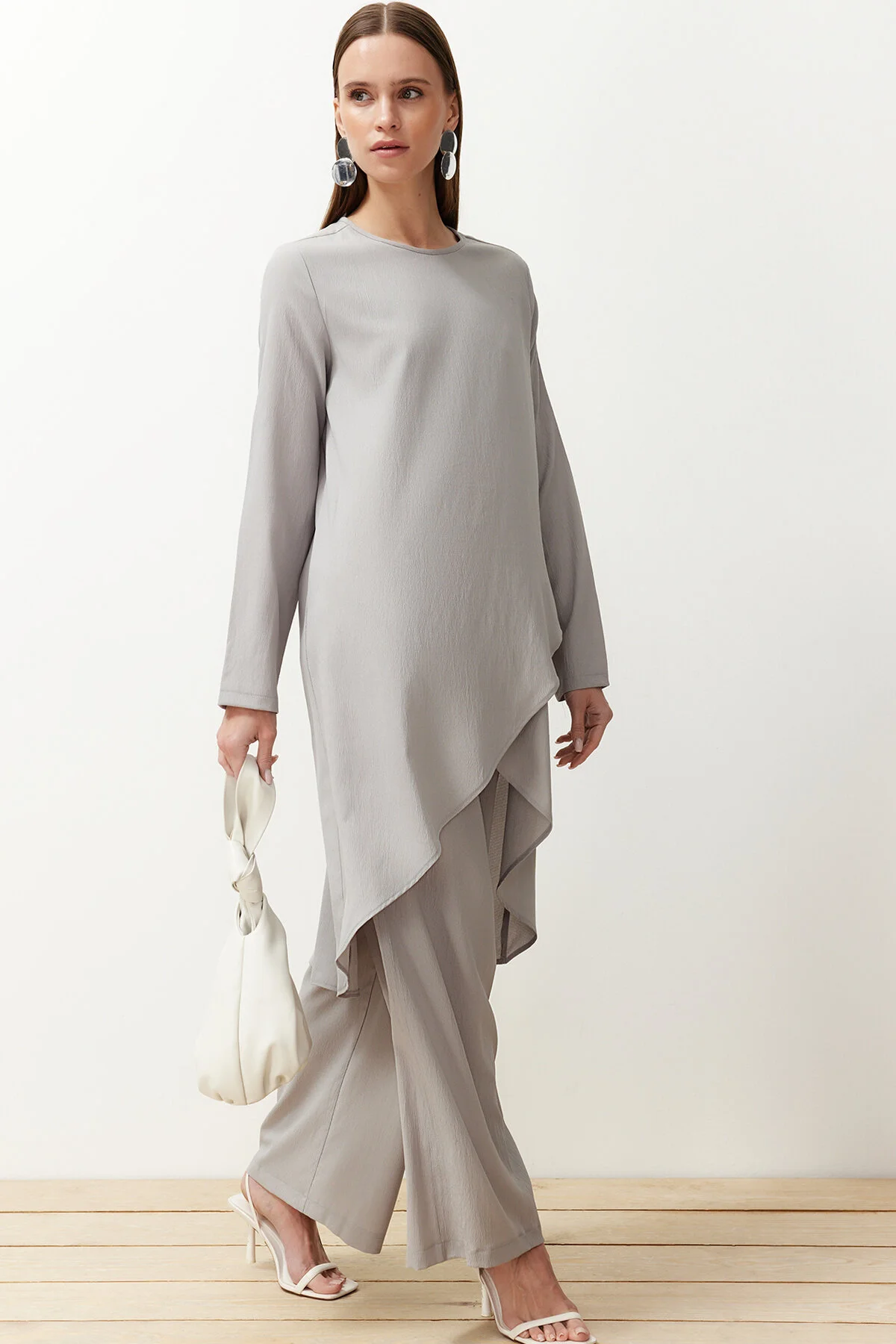 Trendyol Modest  Graues asymmetrisches gewebtes Tunika-Hosen-Oberteil- und Unterteil-Set TCTSS24US00074
