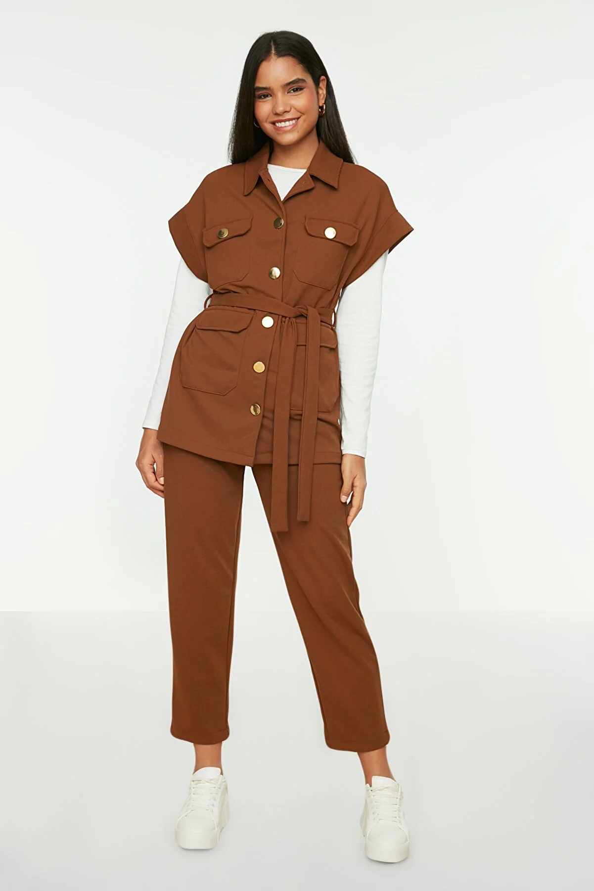 Trendyol Modest  Kamelfarbener, goldfarbener Strickanzug mit Weste und Hose mit Knöpfen TCTAW22US0062