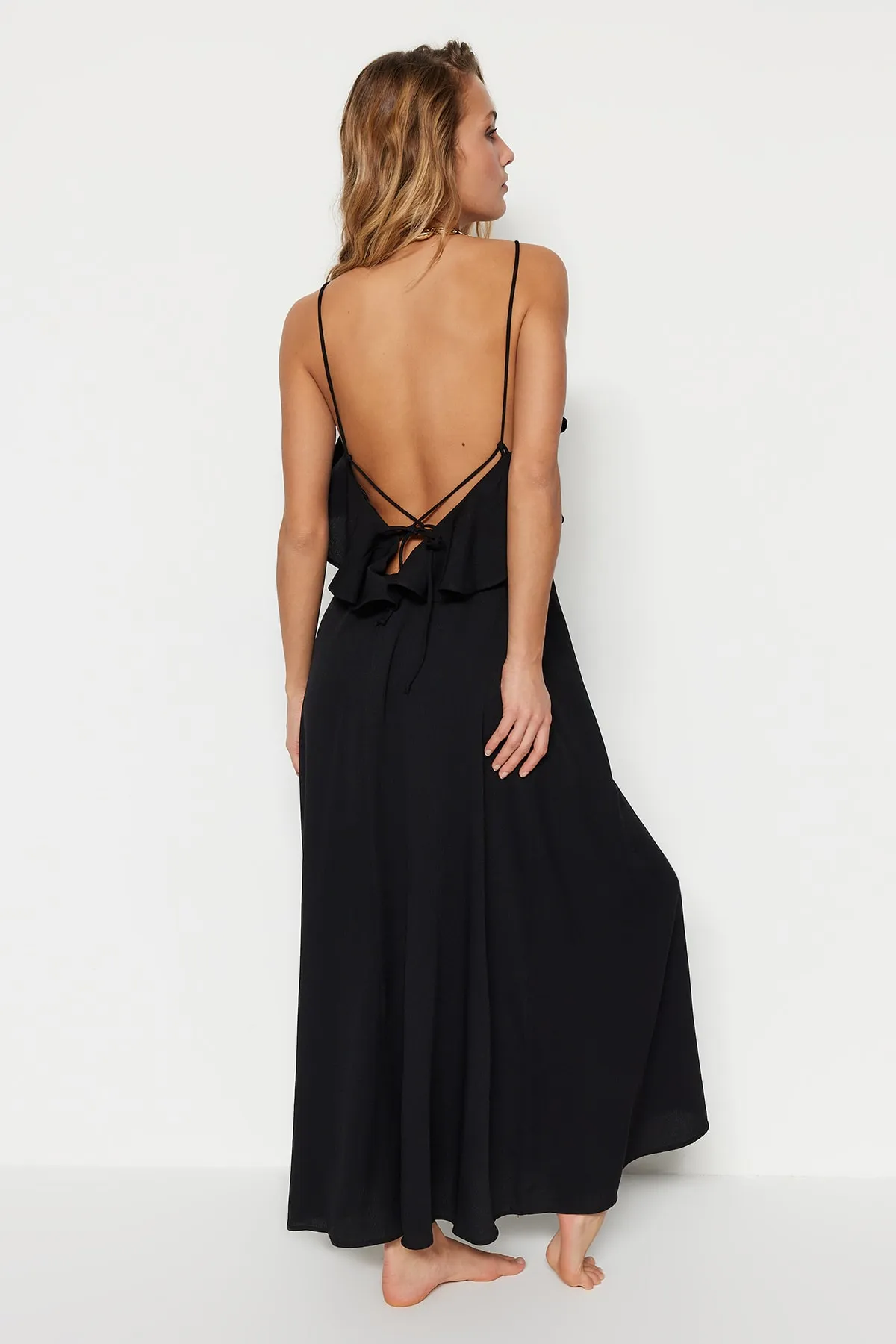 Trendyol Collection  Schwarzes Maxi-Strandkleid mit gewebtem Volant TBESS19WY0004