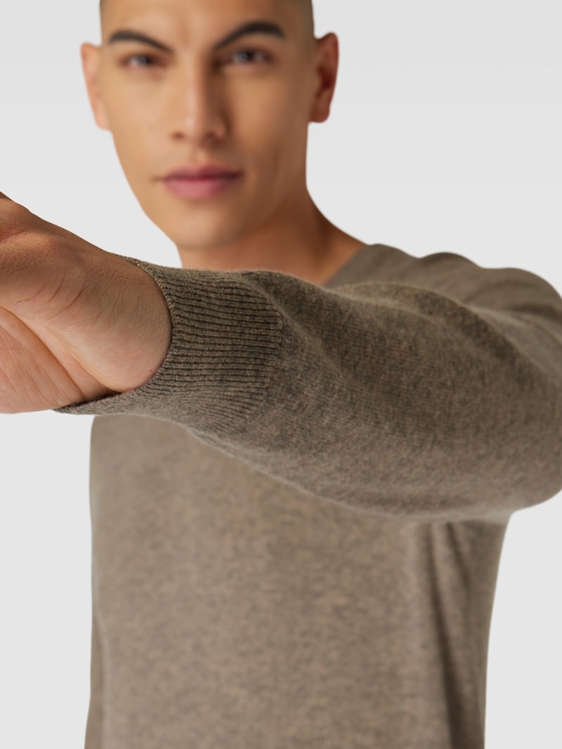 Strickpullover aus Lammwoll-Mix mit V-Ausschnitt in hellbraun meliert
