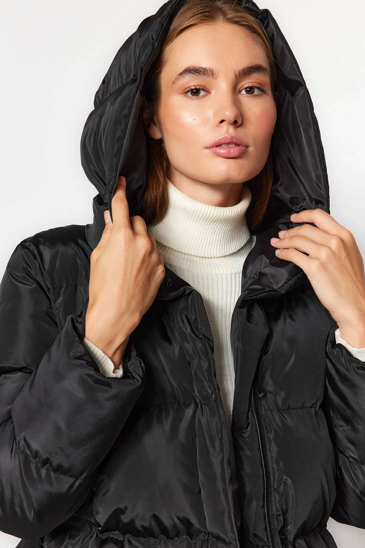Trendyol Collection  Schwarze wasserabweisende Pufferjacke mit Gürtel TWOAW23MO00007