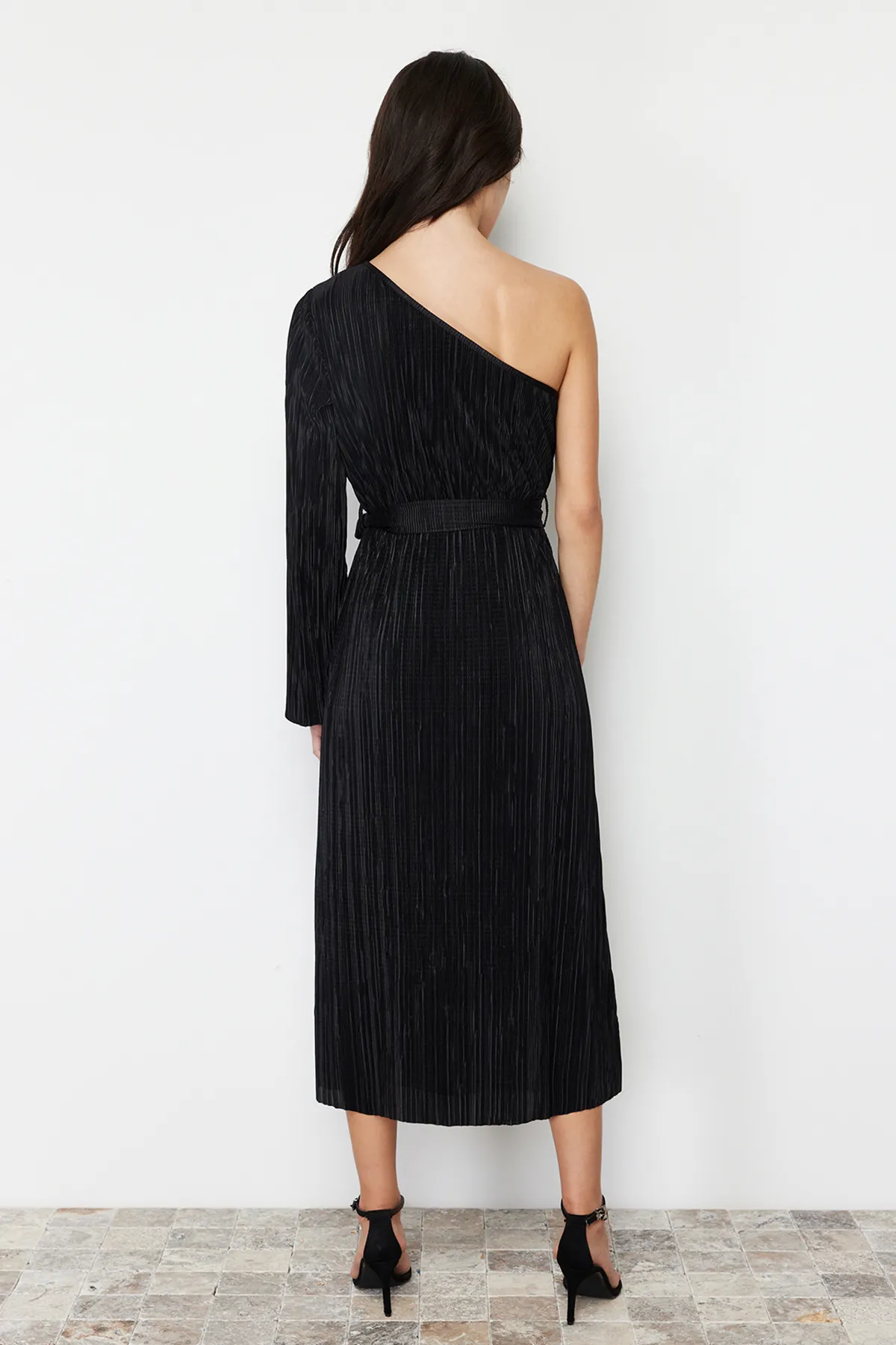 Trendyol Collection  Schwarzes Midi-Bleistiftkleid aus dehnbarem Strick mit Gürtel und einem Ärmel TWOSS24EL00425
