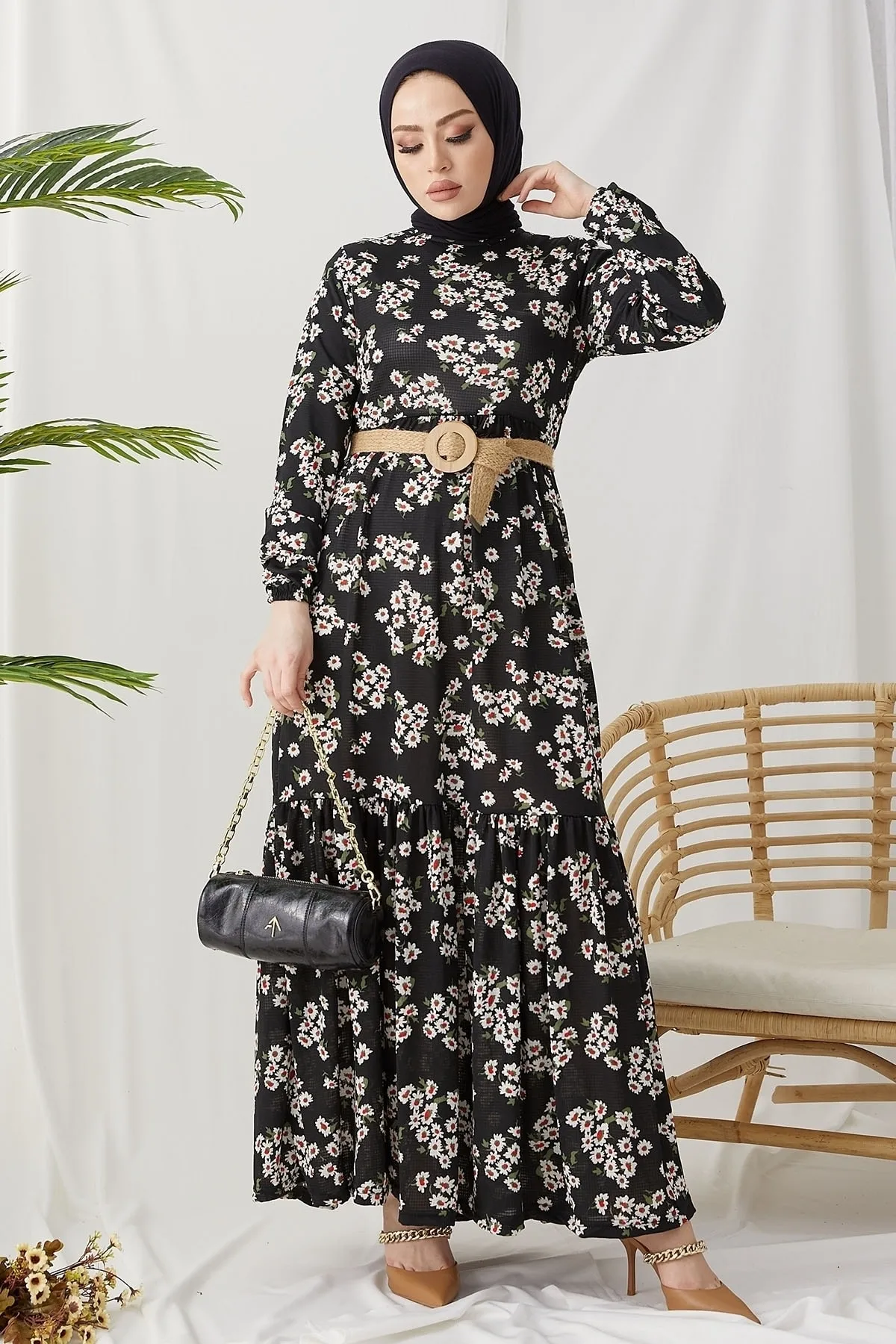 InStyle  Lesa Hijab-Kleid mit Blumenstrohgürtel – Schwarz
