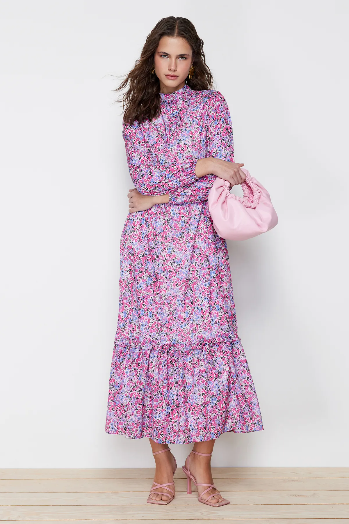 Trendyol Modest  Lilafarbenes, gewebtes Kleid mit Blumenmuster und Rüschen TCTSS21EL3353
