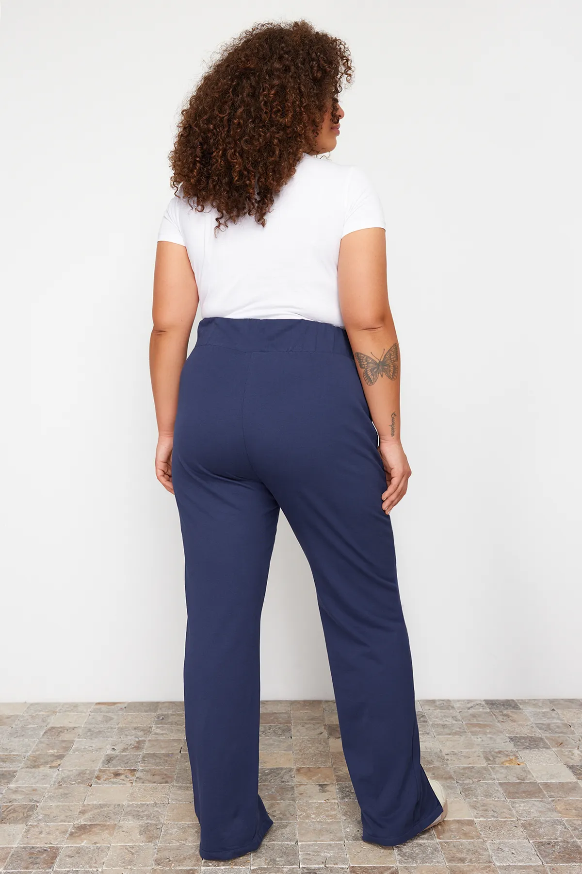 Trendyol Curve  Marineblaue Paspelierung, detaillierte dünne Jogger-Strick-Jogginghose TBBSS24AJ00001