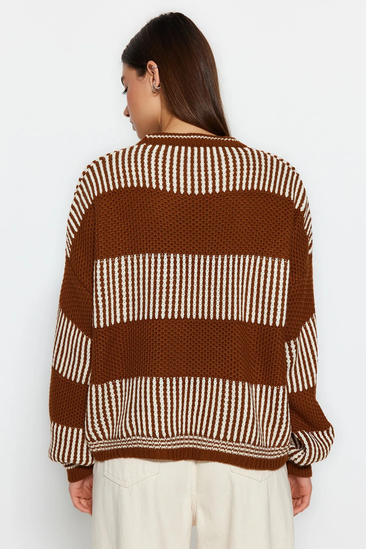 Trendyol Collection  Brauner Strickpullover mit Farbblockdesign TWOAW23KZ00012