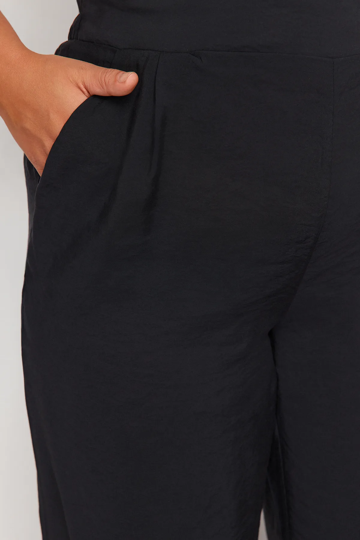 Trendyol Curve  Schwarze gewebte Hose mit weitem Bein TBBSS24AR00011