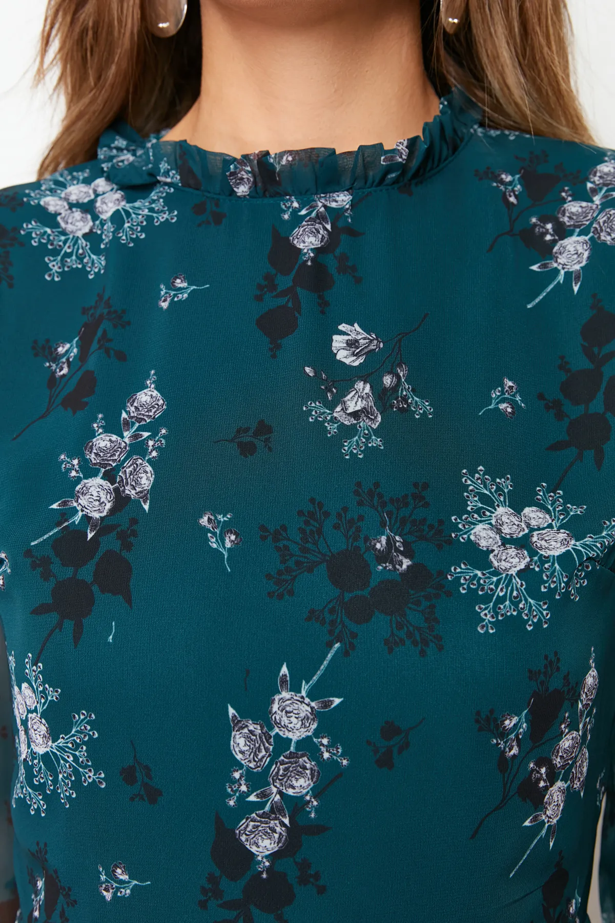 Trendyol Collection  Grünes, geblümtes Mini-Webkleid in A-Linie mit Stehkragen TCLAW19LJ0076