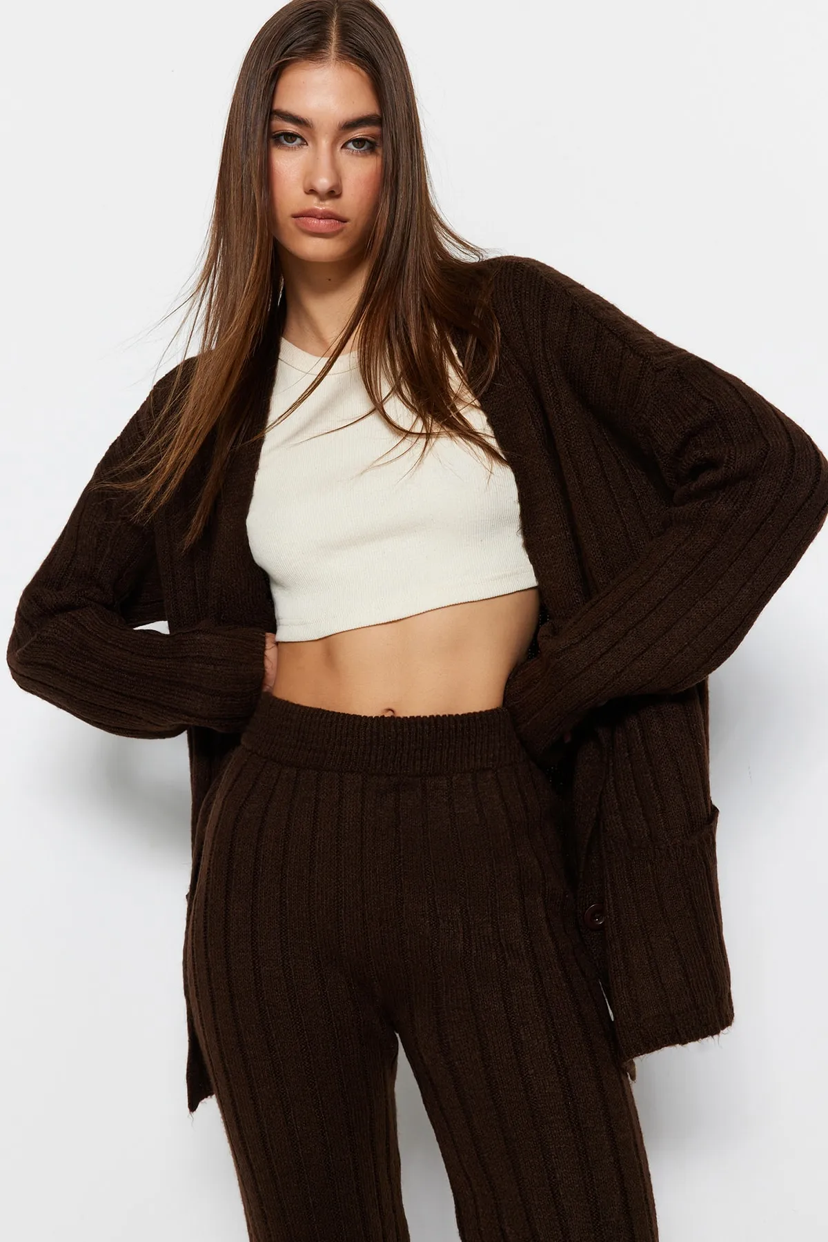 Trendyol Collection  Braunes, weit geschnittenes Set aus Oberteil und Unterteil aus weicher Strickware TWOAW22AU0128