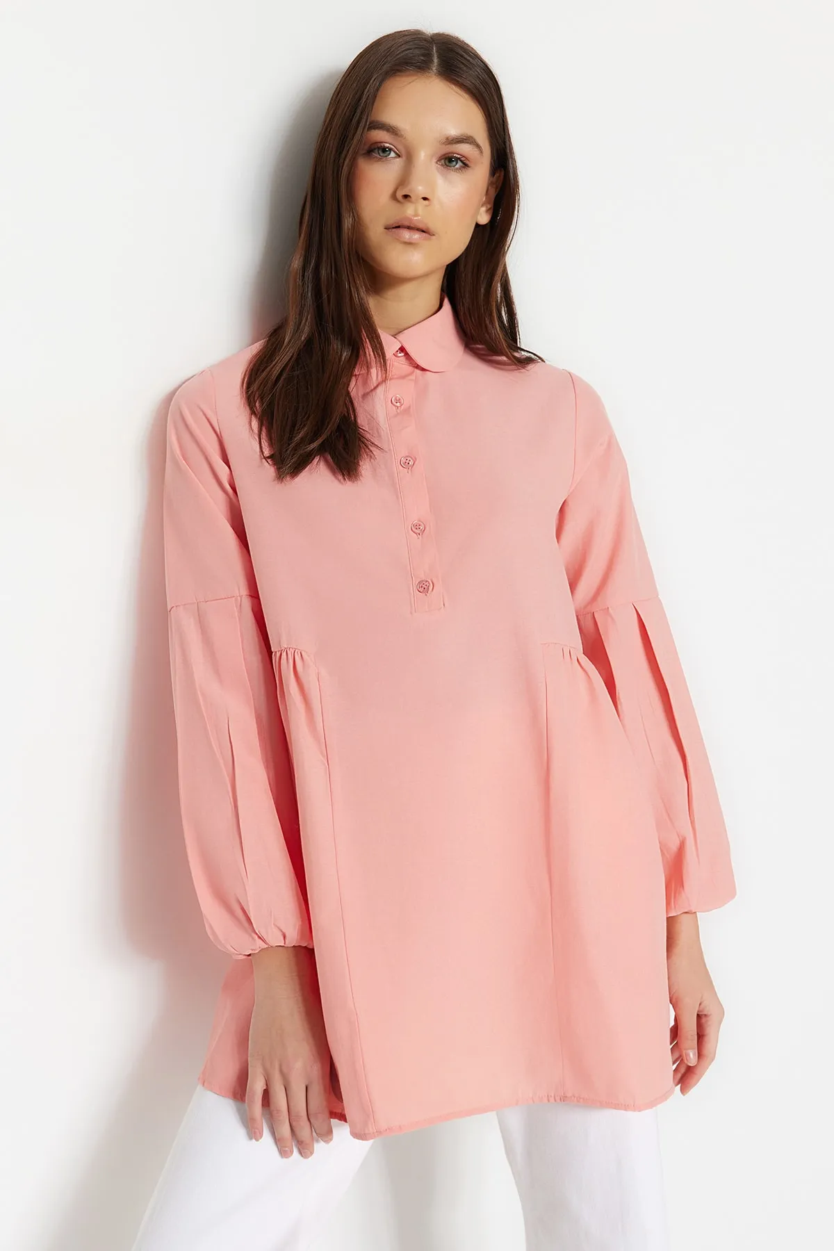 Trendyol Modest  Gewebte Baumwolltunika mit gerafftem Kragen und getrockneten Rosenmuster TCTSS23UK00088