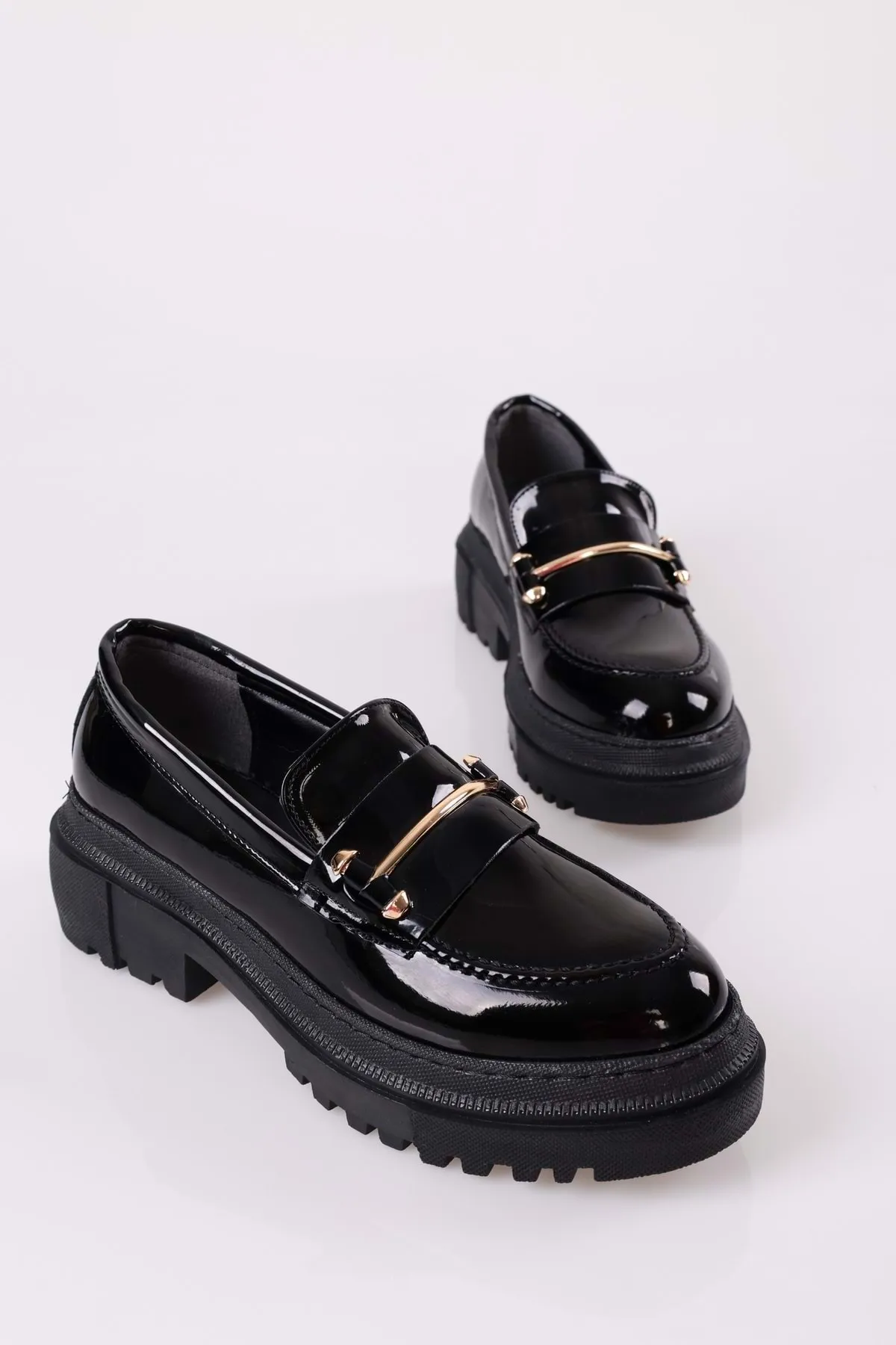 Shoeberry  Damen-Loafer Luis aus schwarzem Lackleder mit dicker Sohle und Schnalle