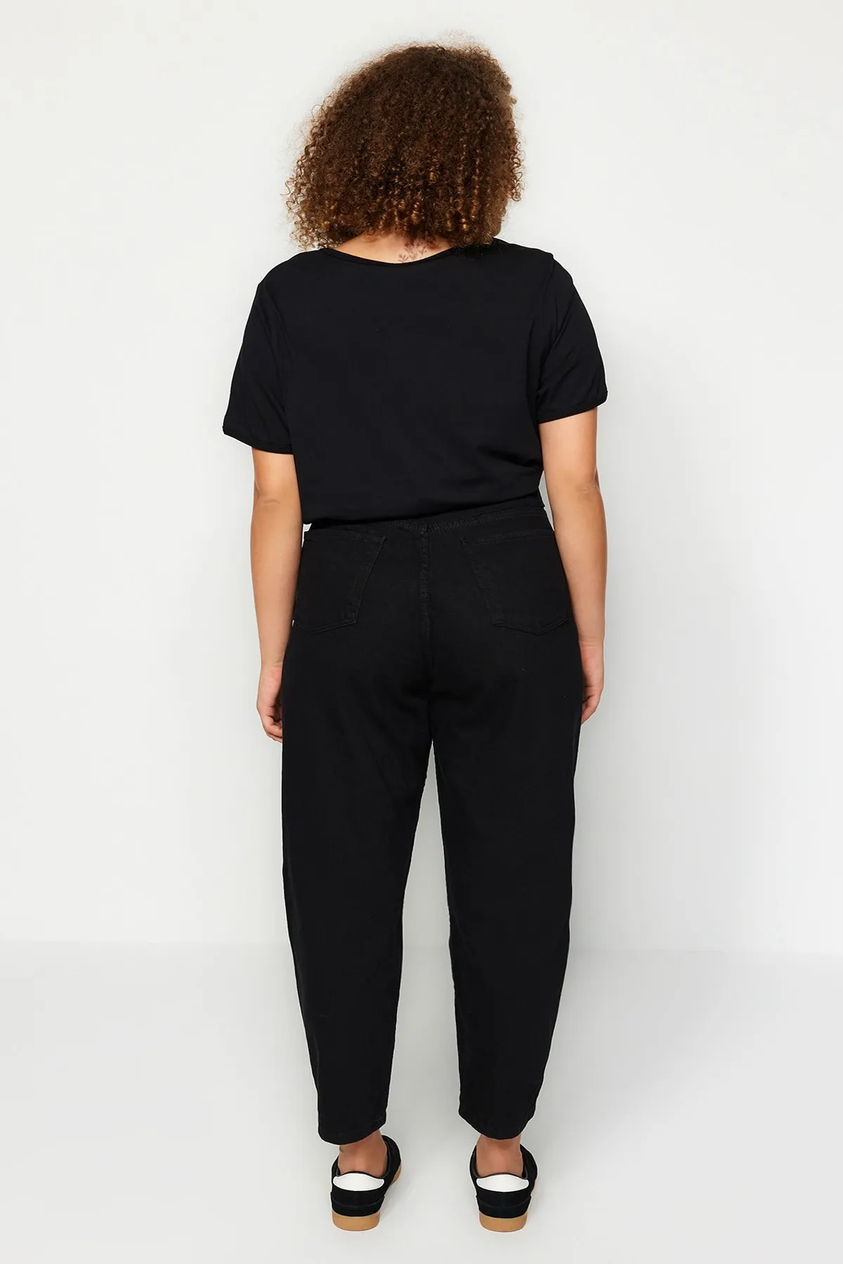 Trendyol Curve  Schwarze Mom-Fit-Jeans TBBSS23CJ00038