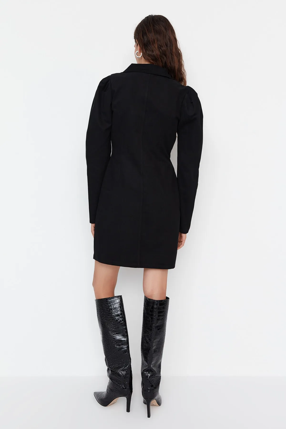 Trendyol Collection  Limitierte Edition: Schwarz gewebte Jacke, gewebtes Kleid TWOAW22EL1352