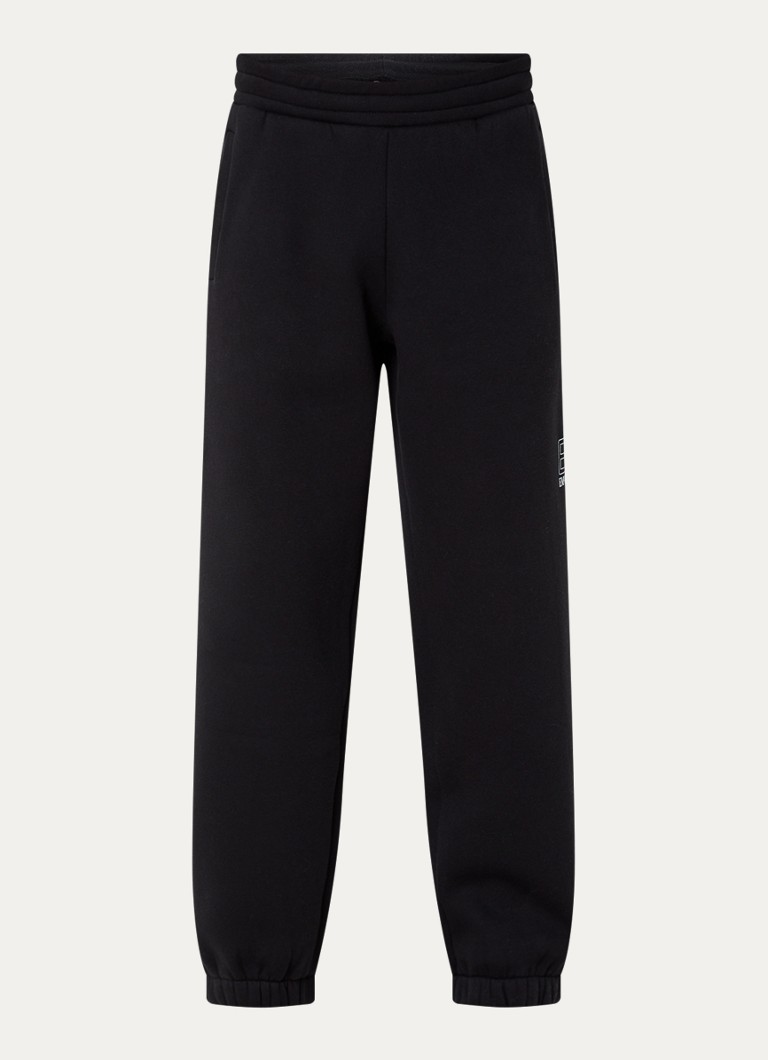 Pantaloni de trening slim fit de la Emporio Armani, cu logo și buzunare laterale.