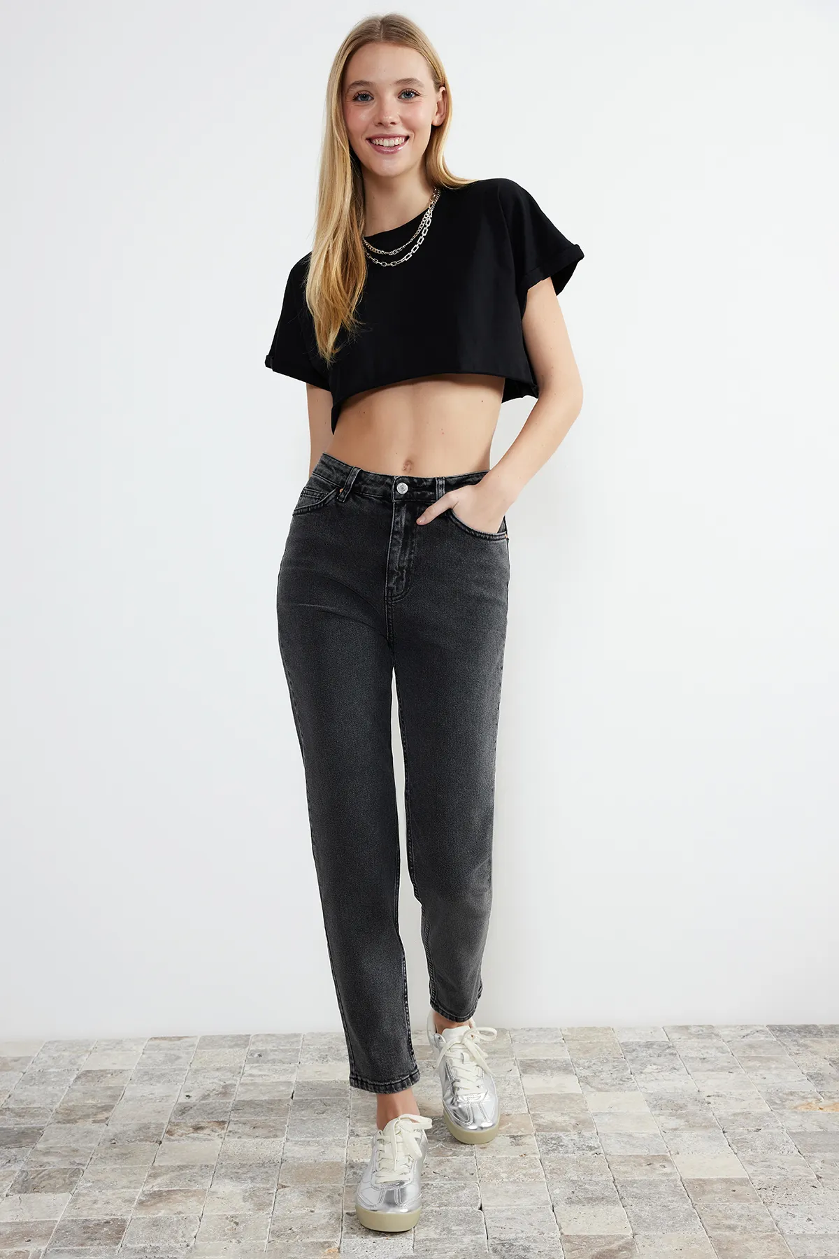 Trendyol Collection  Schwarze Slim Mom-Jeans mit hoher Taille TWOSS24JE00137