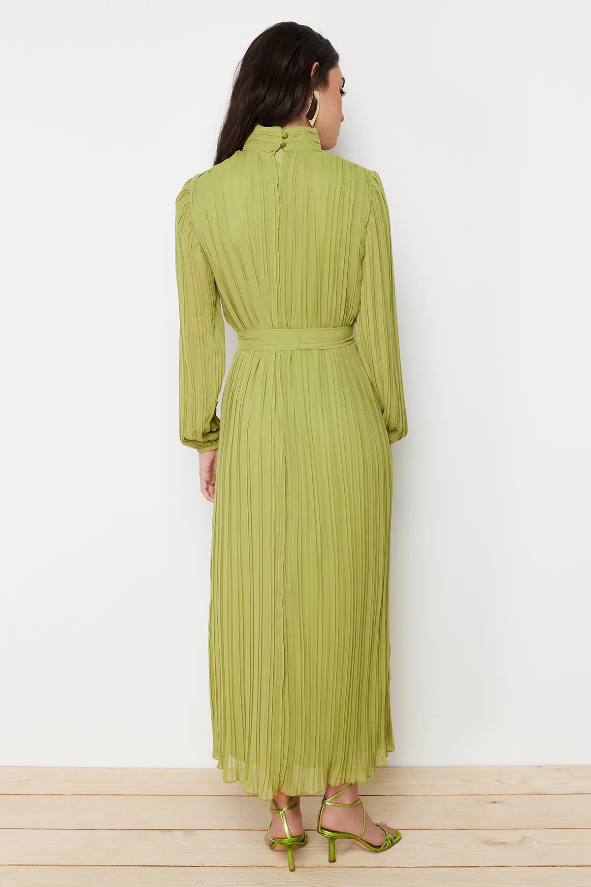 Trendyol Modest  Ölgrünes, plissiertes, gewebtes, gefüttertes Chiffonkleid TCTSS24DB00040