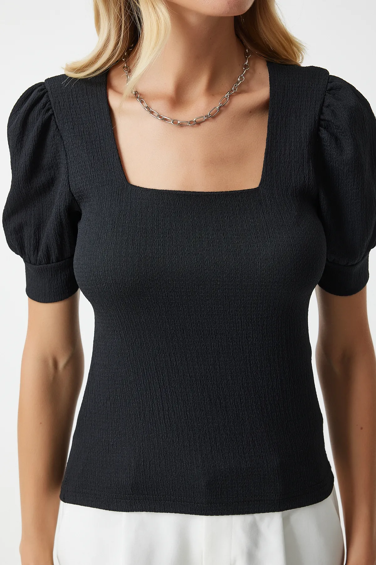 Happiness İstanbul  Schwarze Strickbluse mit quadratischem Kragen und Ballonärmeln für Damen DD01051