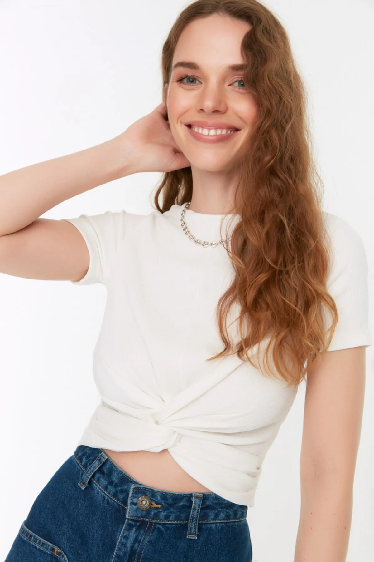 Trendyol Collection  Weiße Wickel-Strickbluse mit Rundhalsausschnitt und detaillierter Schleife TWOSS22BZ1311