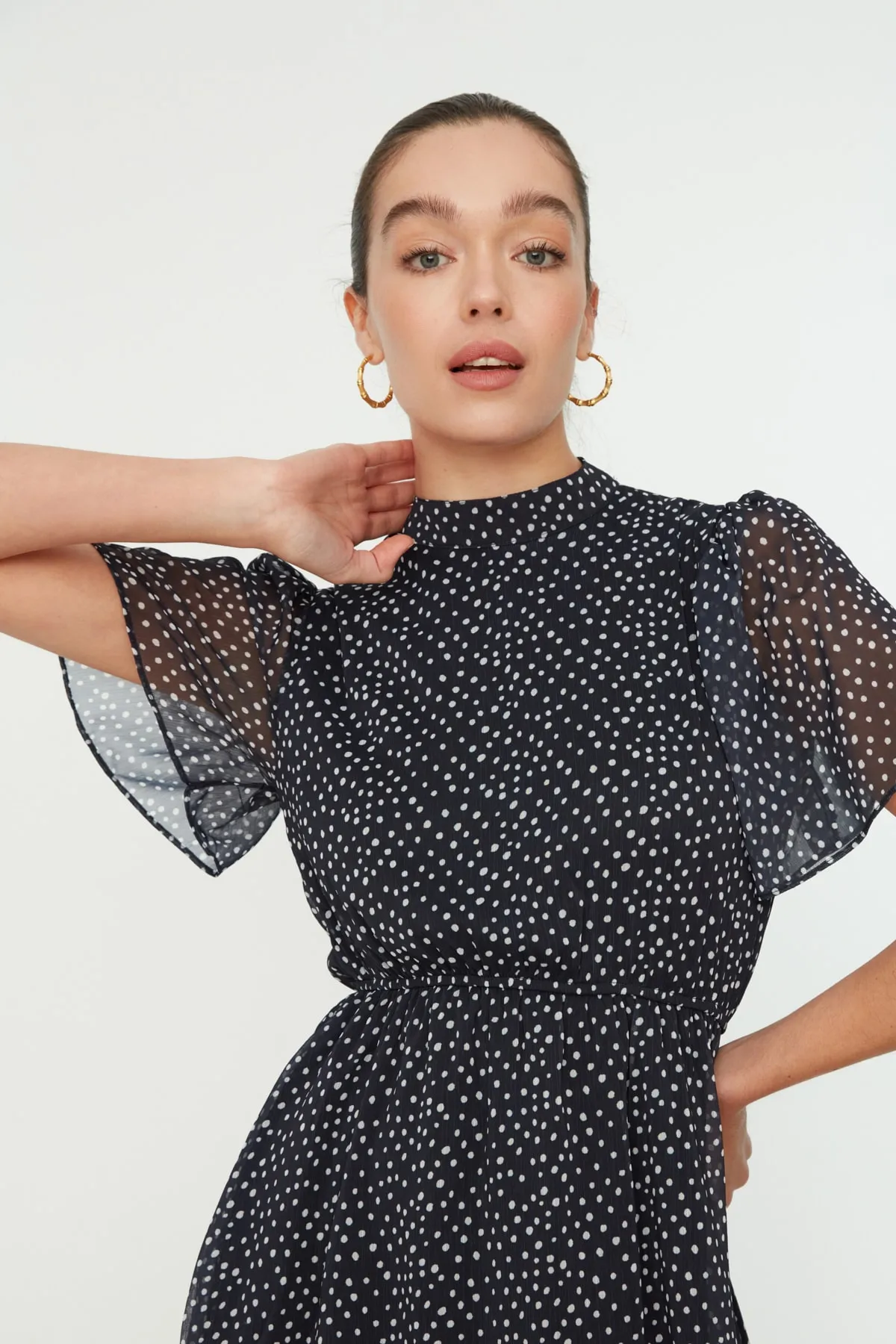 Trendyol Collection  Marineblauer, gepunkteter Rock, Taillenöffnung, Stehkragen, Mini-gefüttertes Chiffon-Webkleid TWOSS20EL0622
