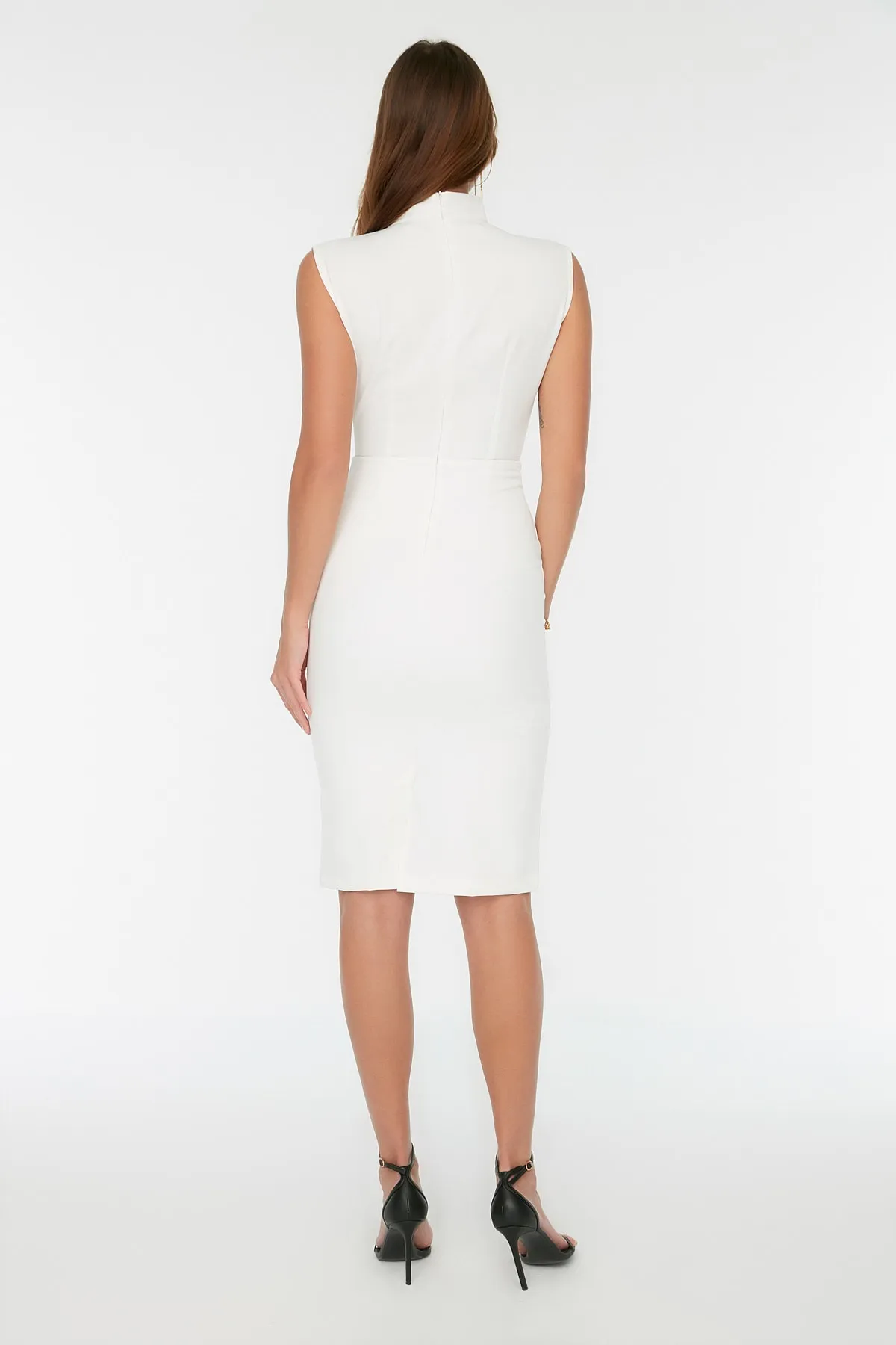 Trendyol Collection  Ecrufarbenes, figurbetontes, gewebtes Kleid mit Stehkragen TWOAW20EL0311
