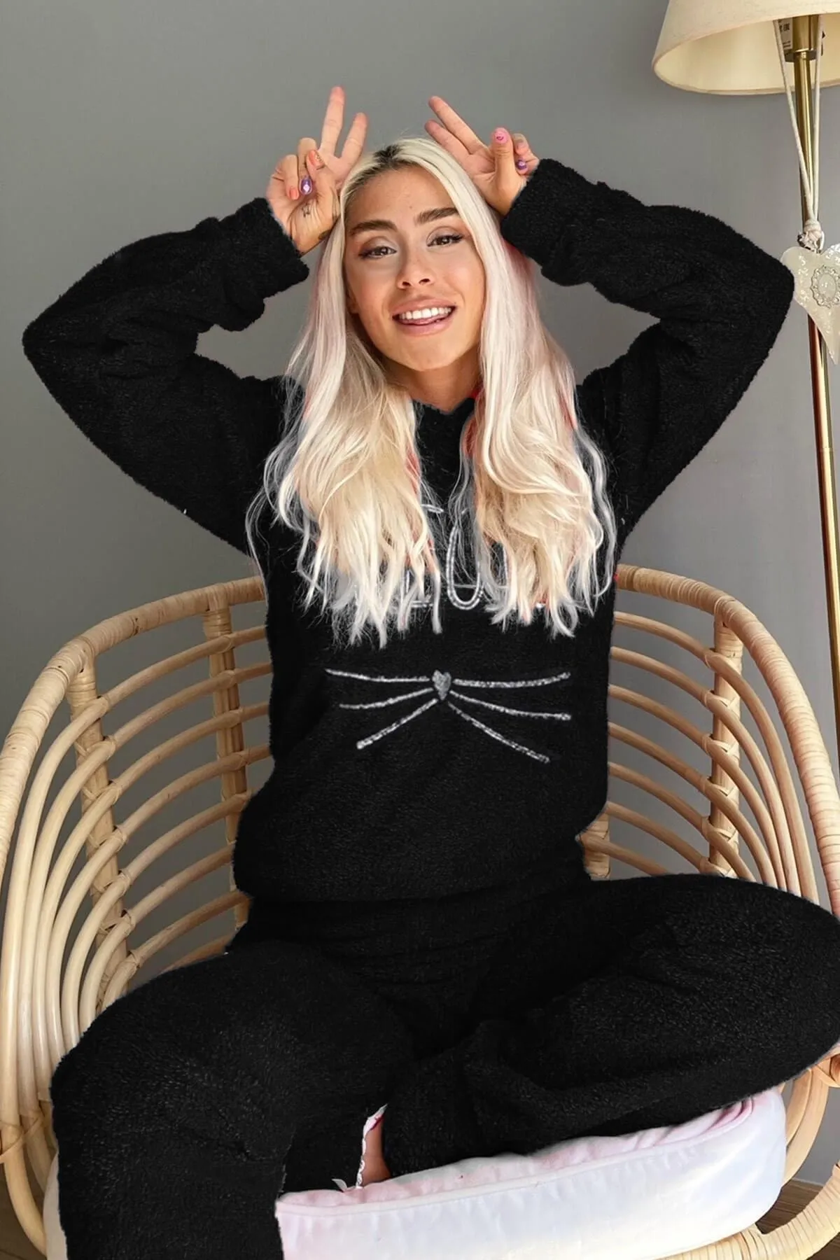 Pijamaevi  Schwarzes Pyjama-Set aus Vollplüsch mit Meow-Muster