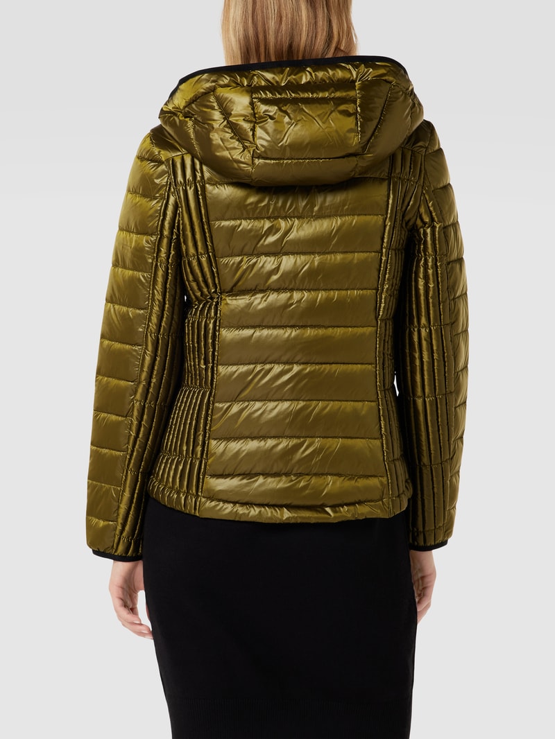 Steppjacke mit Label-Applikation in olivgrün