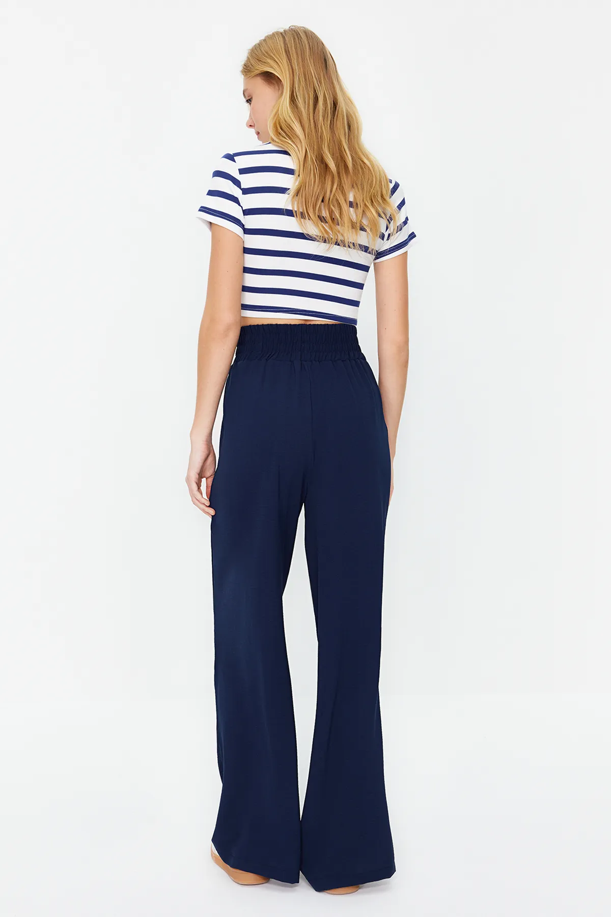 Trendyol Collection  Marineblaue, elastische Webhose mit weitem Bein / breiter Knöcheltaille TWOSS22PL00024