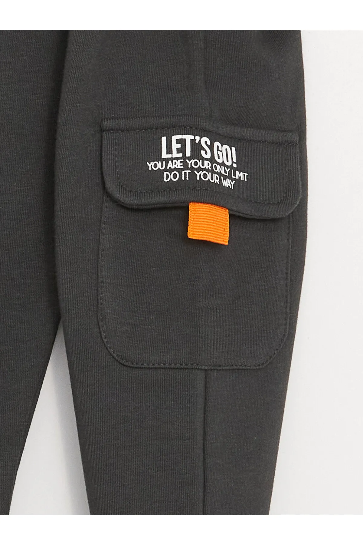 LC Waikiki  Bedrucktes, langärmliges Baby-Sweatshirt und Jogginghose mit Rundhalsausschnitt, 2-teiliges Set