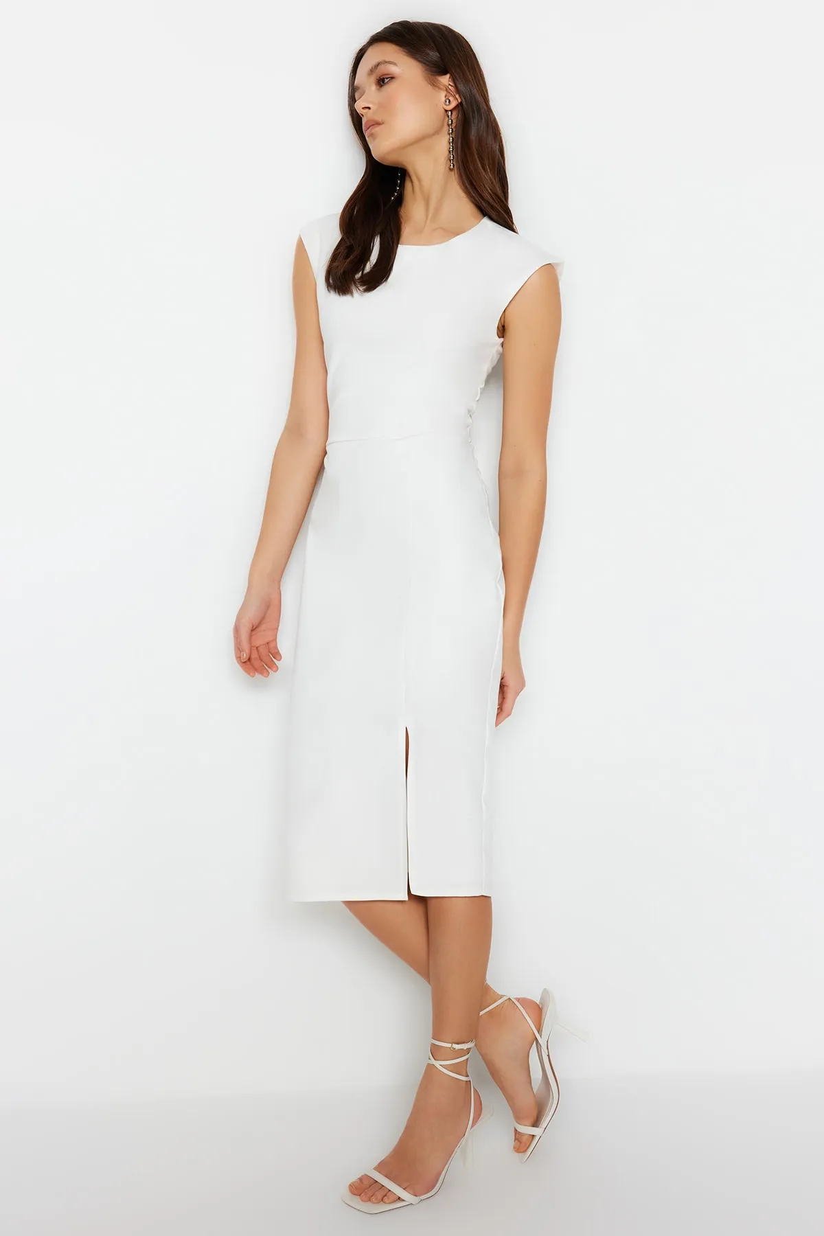 Trendyol Collection  Ecru-tailliertes, wattiertes Midikleid aus Webstoff TWOSS22EL00341