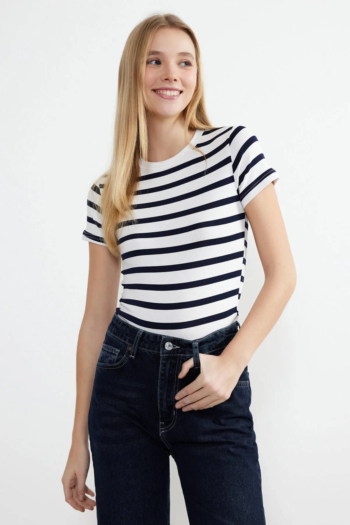 Trendyol Collection  Marineblau gestreifte Bluse aus dehnbarem Strickstoff aus Viskose/weichem Stoff TWOSS24BZ00296