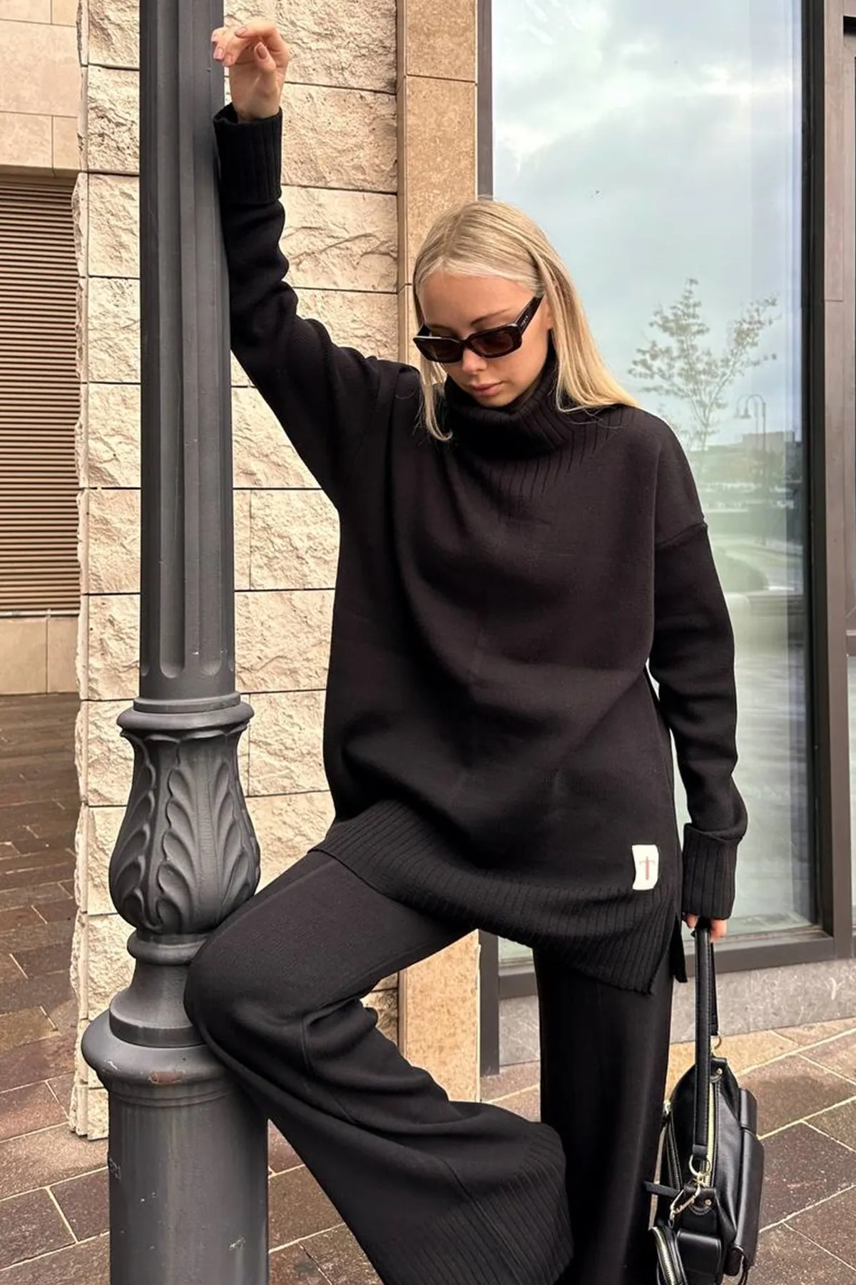 lovebox  Schwarzer Rollkragenpullover in Oversize-Passform mit langen Ärmeln und schwarzer Strickhose mit hoher Taille, Anzug 003