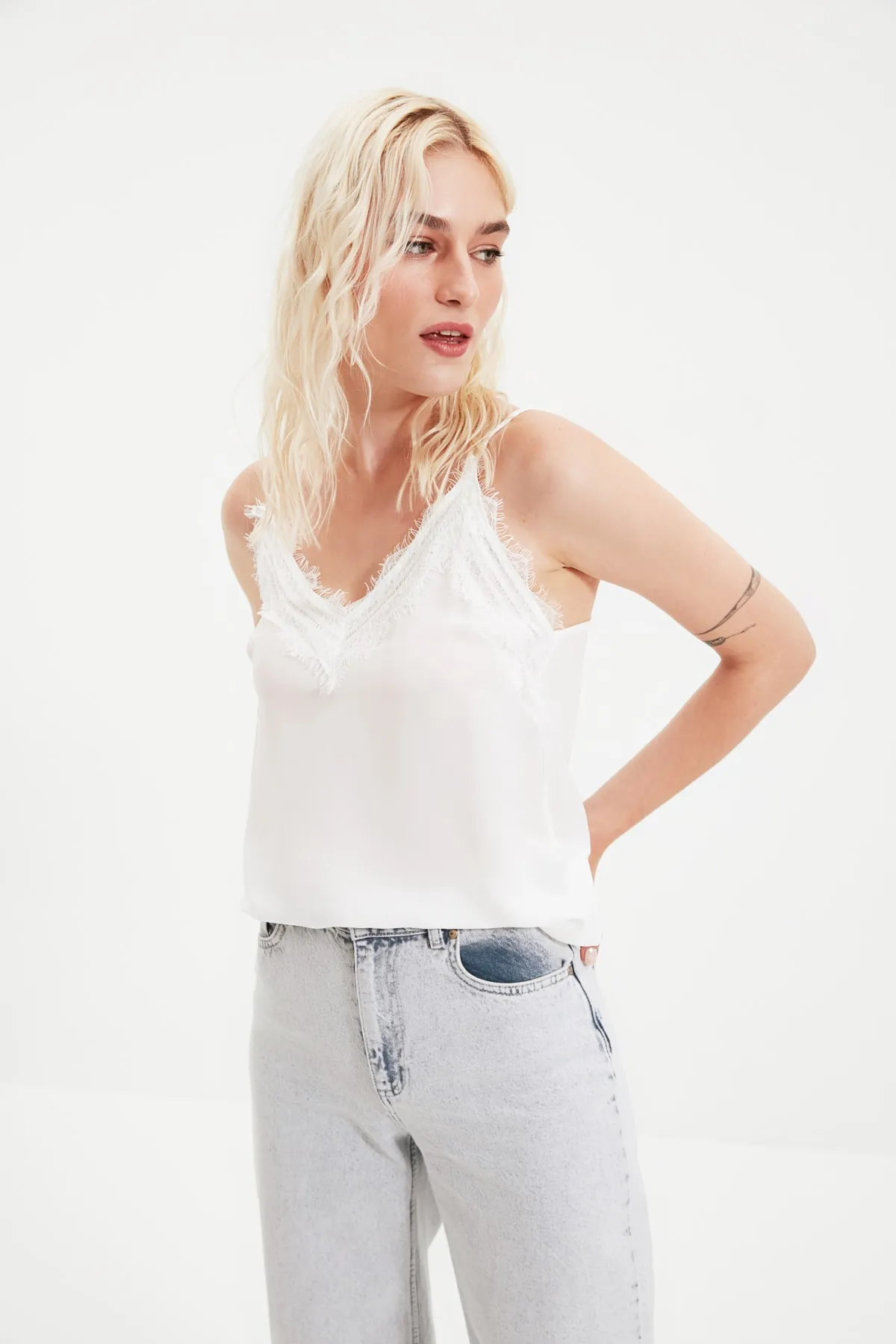 Trendyol Collection  Ecrufarbene, gewebte Spitzen-Trägerbluse mit detaillierten Details TWOSS19BB0208
