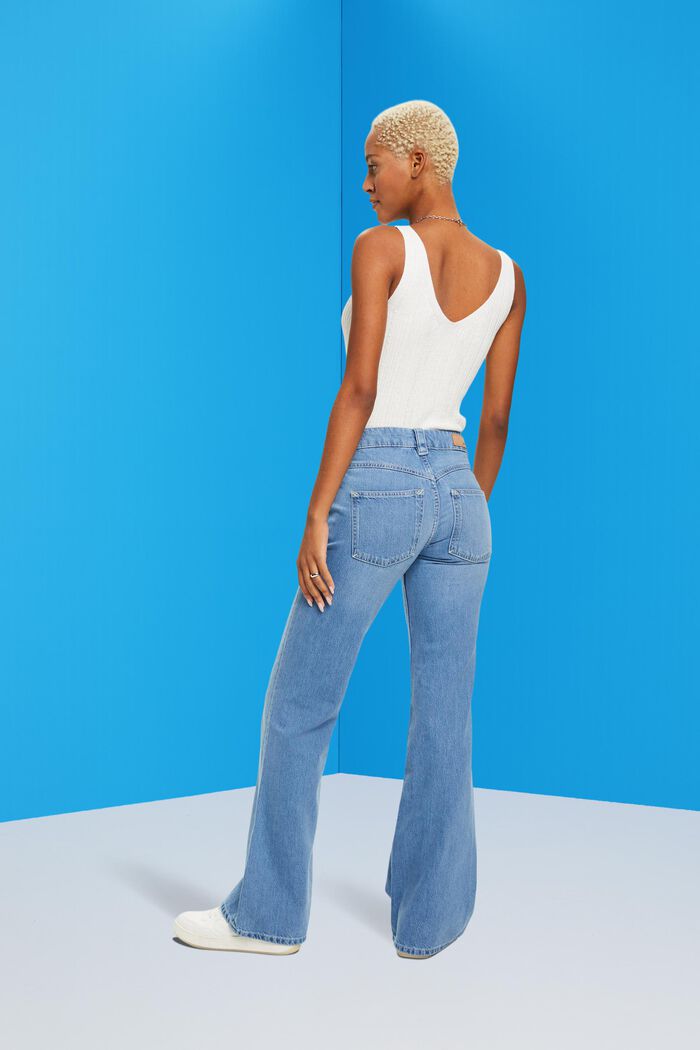 Ausgestellte Retro-Jeans mit mittelhohem Bund