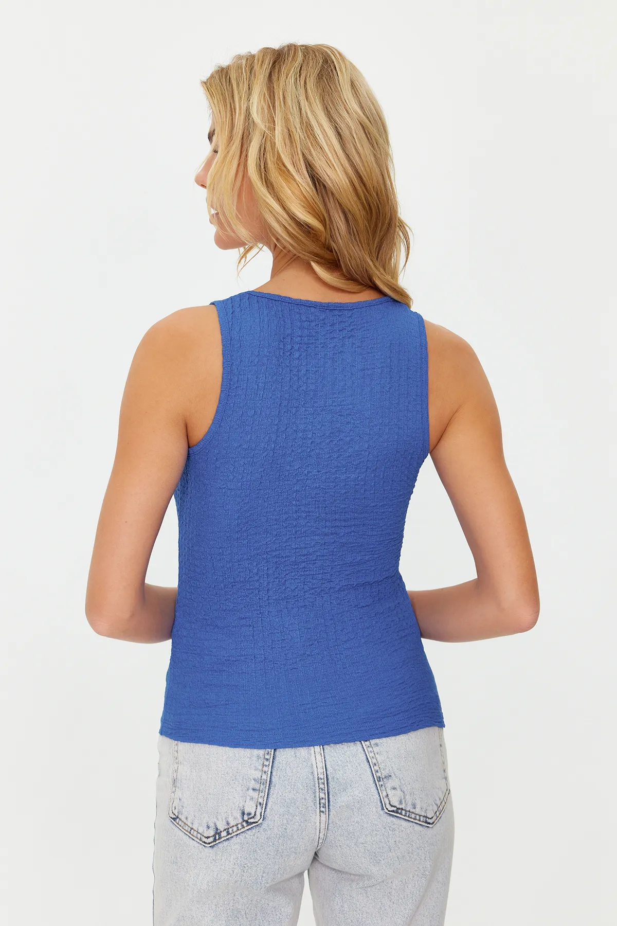 Trendyol Collection  Saks Neckholder-Tanktop aus strukturiertem, flexiblem Strick TWOSS24AL00017
