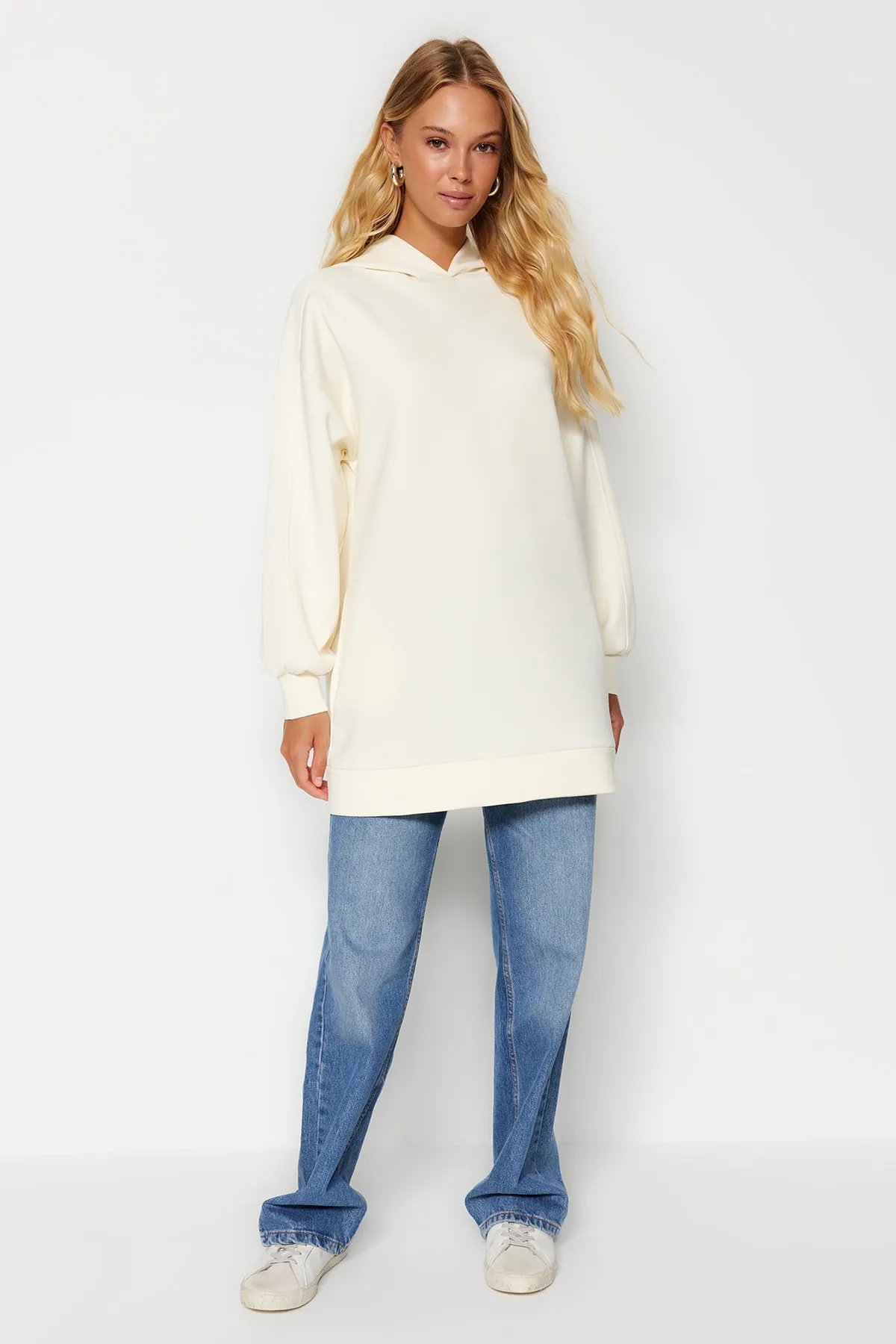 Trendyol Modest  Stonefarbenes, weit geschnittenes, übergroßes Sweatshirt aus Scuba-Strick mit Kapuze und Taschen TCTAW22TW0151
