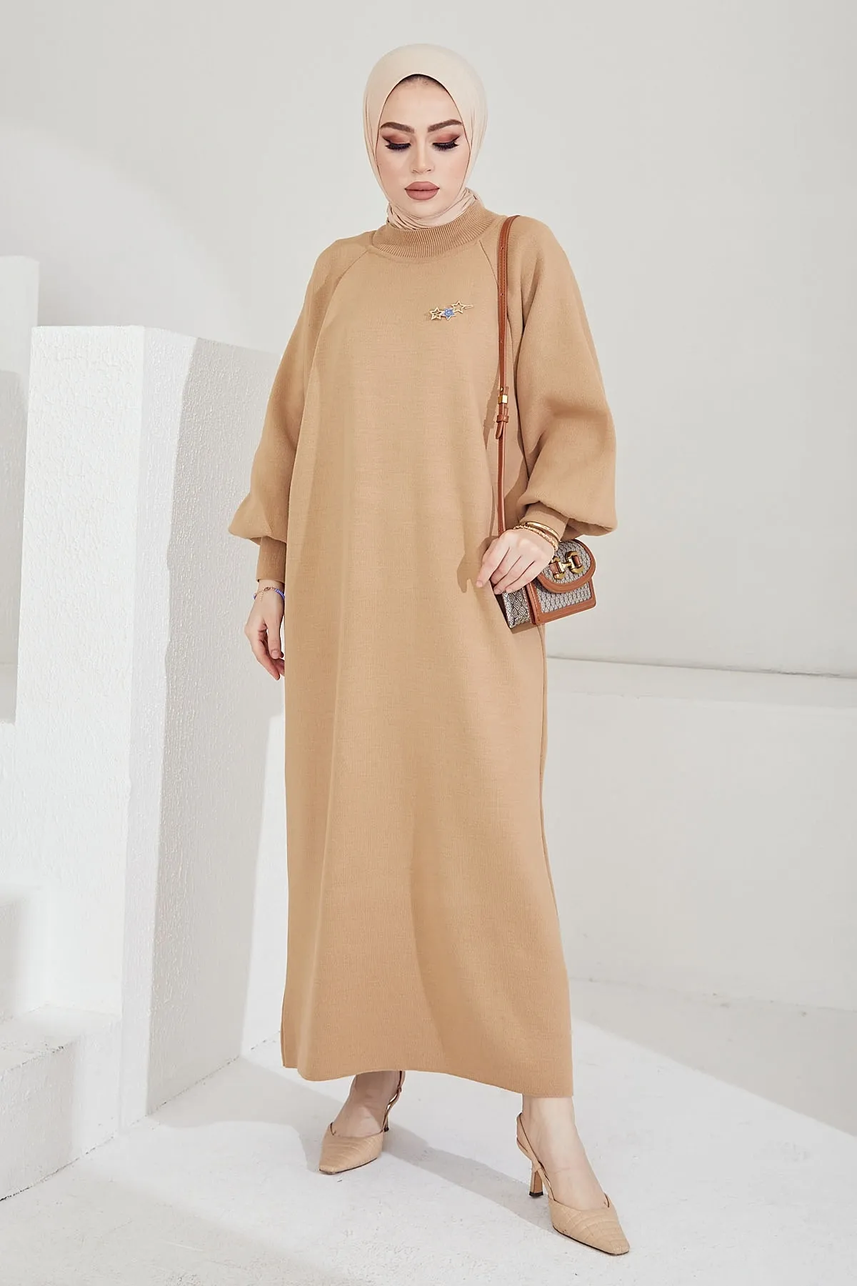 InStyle  Mina Strick-Hijab-Kleid mit Ballonärmeln – Kamel