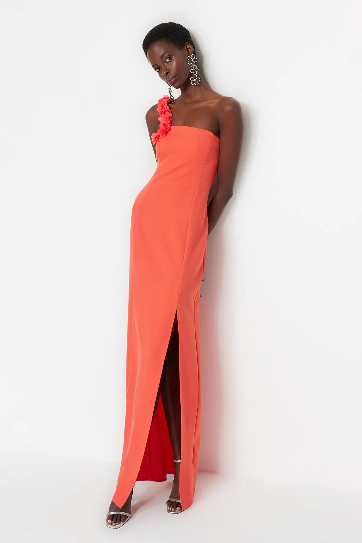 Trendyol Collection  Langes Abendkleid mit gewebten Granatapfelblüten TPRSS23AE00097