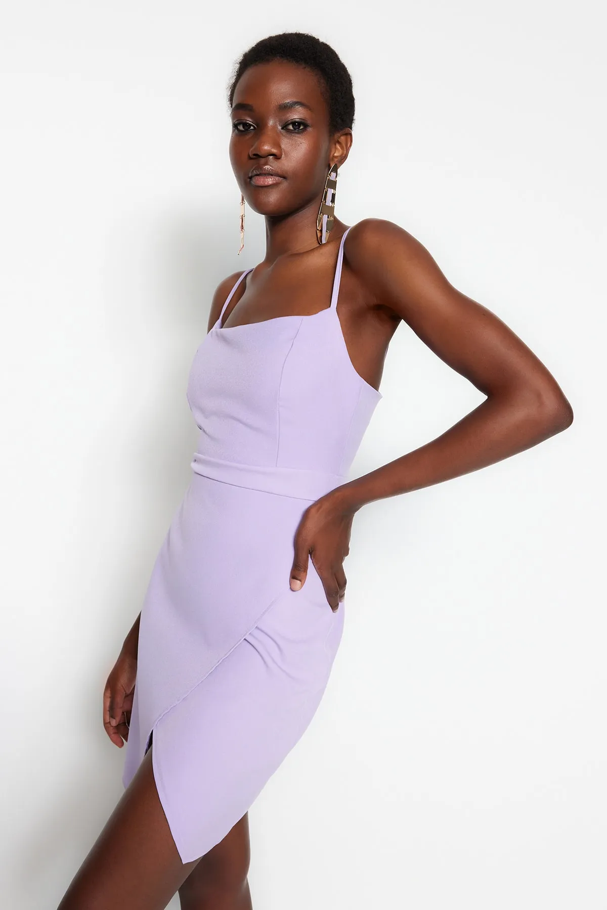 Trendyol Collection  Fliederfarbener, figurbetonter, asymmetrischer Mini-Webrock, Detailliertes Webkleid TWOSS23EL01286