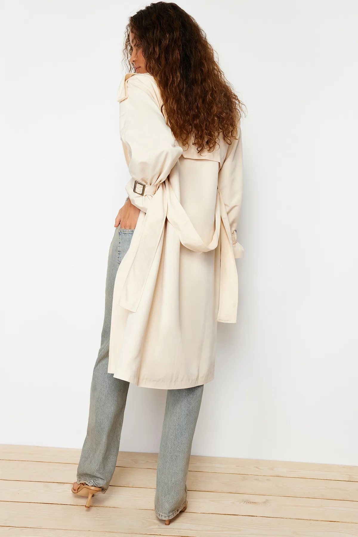 Trendyol Collection  Steinfarbener, weit geschnittener, weit geschnittener Trenchcoat mit Gürtel TWOSS21TR0005