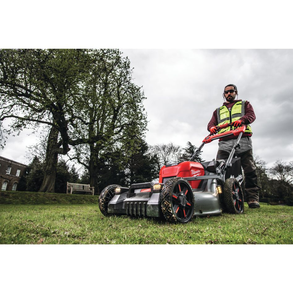Milwaukee 4933499213 M18 F2LM53-122 FUEL™ batteridrevet plæneklipper (2x18V) med walk-assist og 53 cm klippebredde 18 V 2x 12 Ah