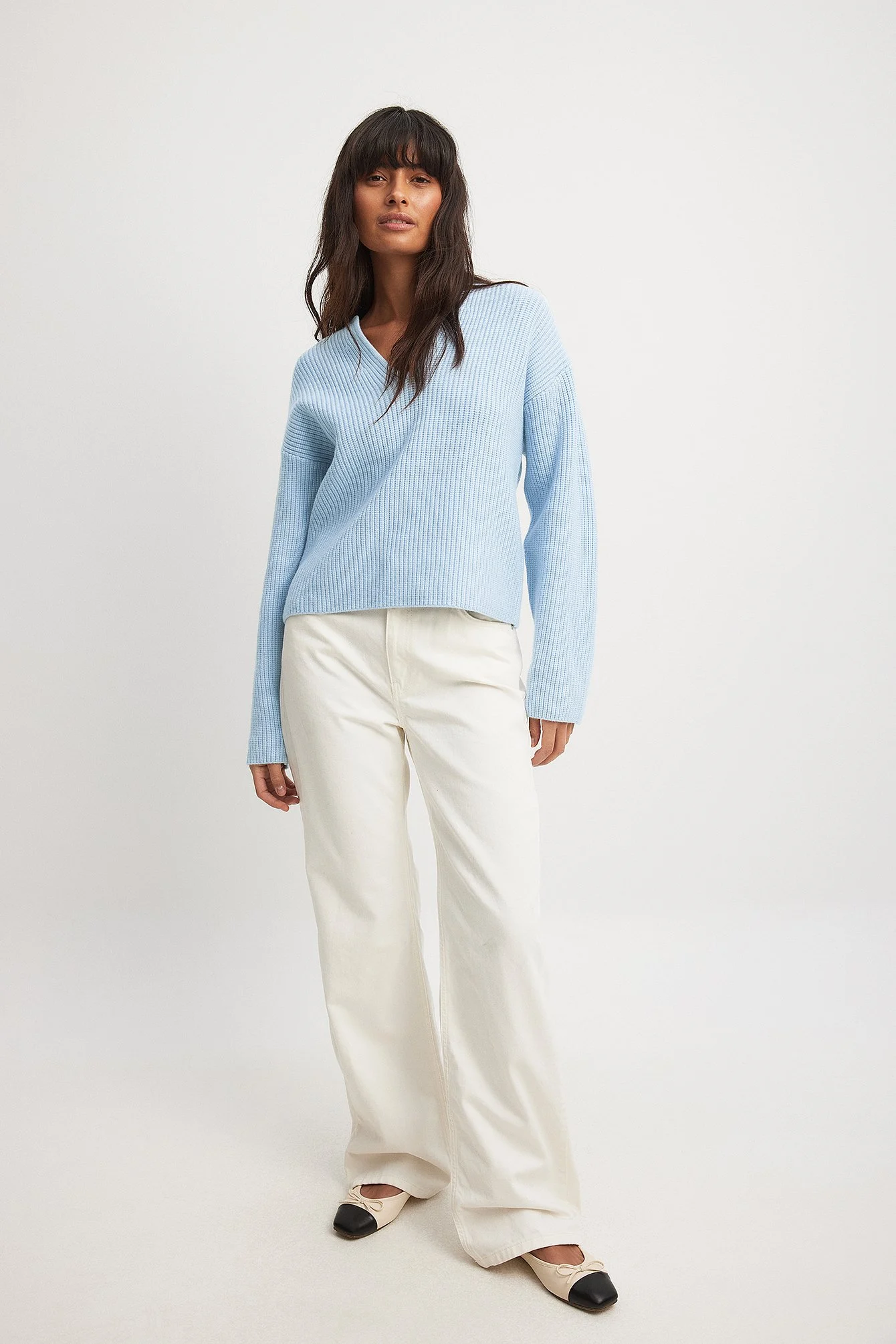 Rippstrickpullover mit tiefem V-Ausschnitt