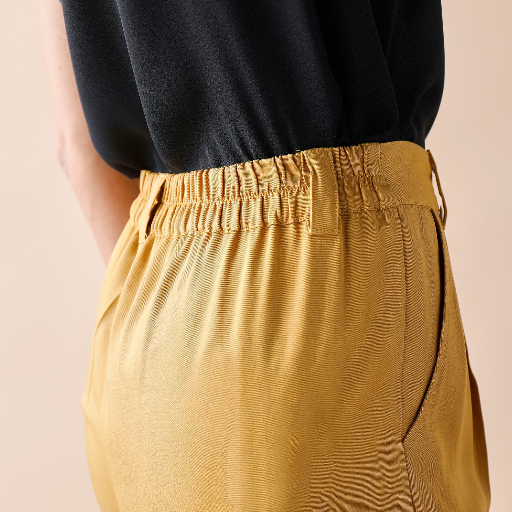 Pantalon fuselé uni ceinturé