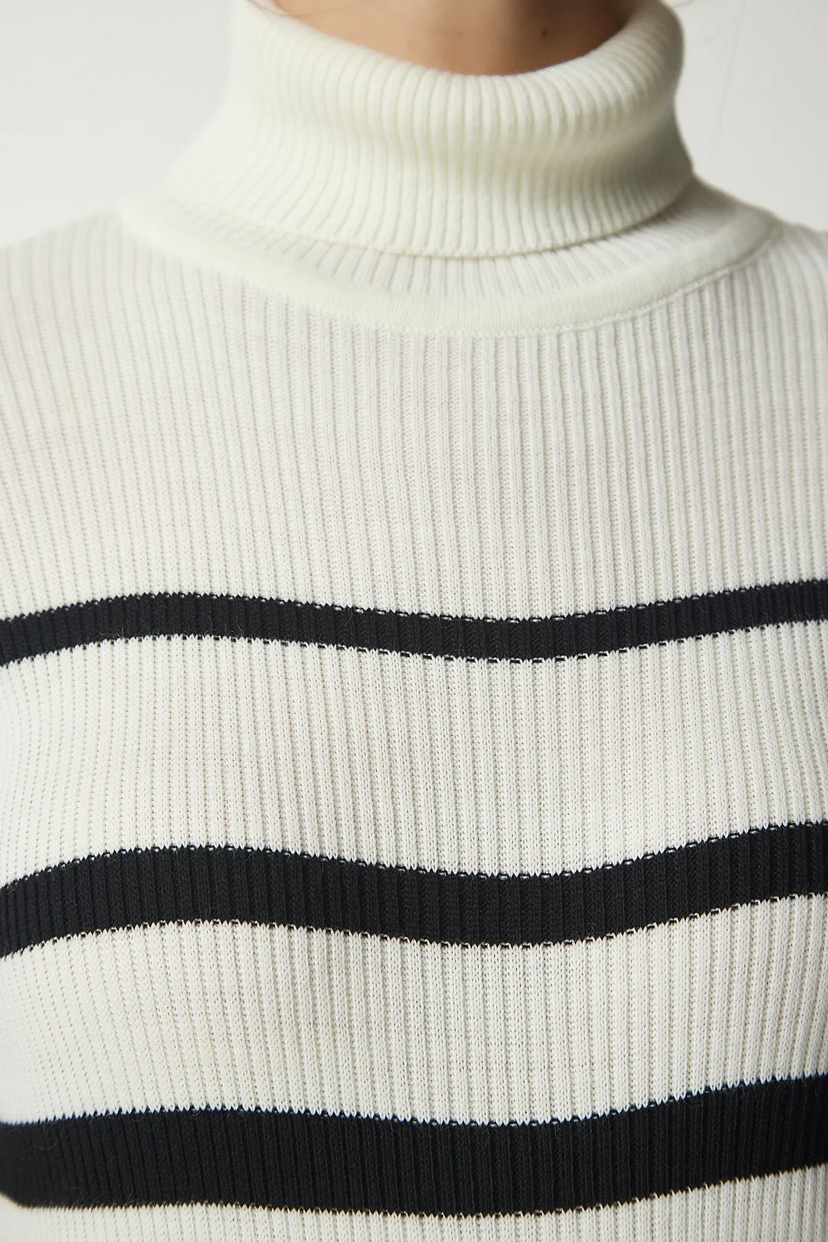 Happiness İstanbul  Ecru-schwarzes Rollkragenpullover aus gestreiftem Cord-Strickkleid für Damen DD01264