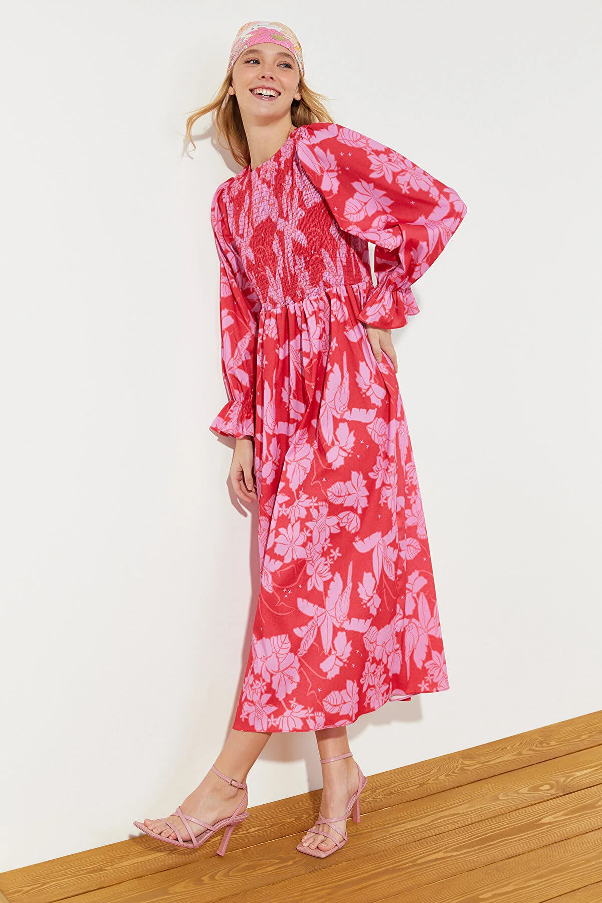 Trendyol Modest  Rotes, mit Blumenmuster bedrucktes Gimped-Webkleid in Übergröße TCTSS24EB00109