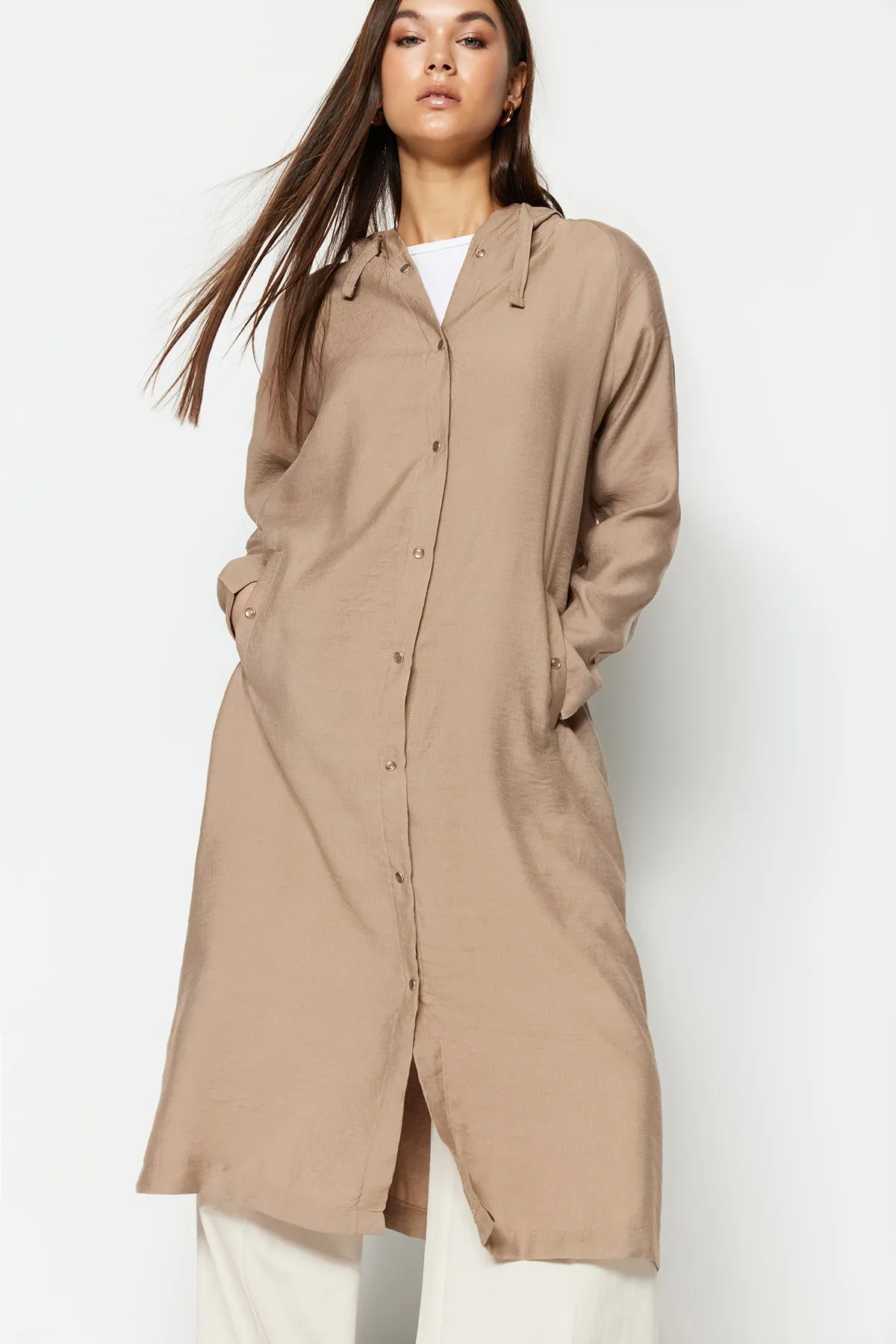 Trendyol Modest  Gewebter Nerzmantel mit Kapuze, Leinenoptik, Druckknopfverschluss, Ferace TCTSS21KF0002
