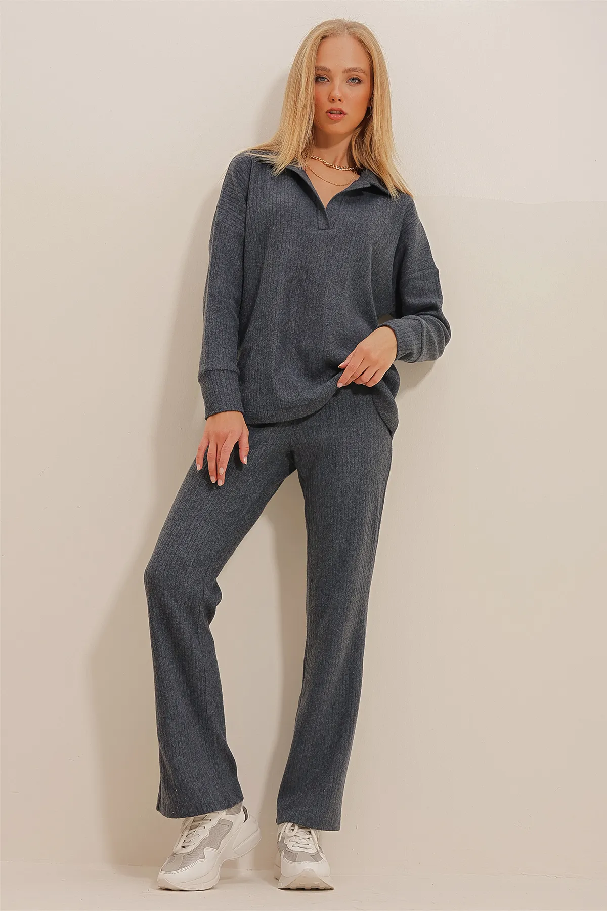 Trend Alaçatı Stili  Anthrazitfarbenes Damen-Set aus Strickoberteil mit Polokragen und Palazzohose ALC-796-001