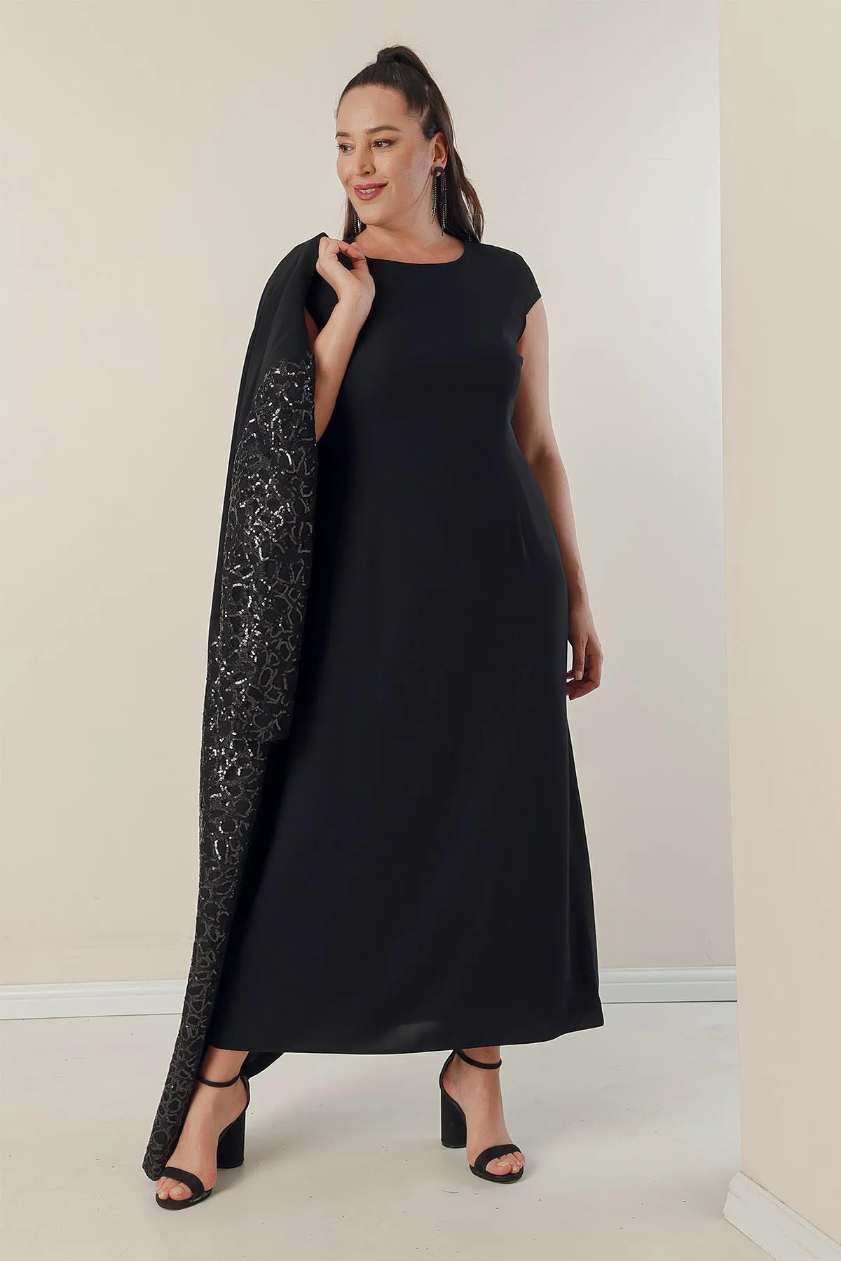 By Saygı  Langes Kreppkleid mit Halbmondärmeln und paillettenbesetztem Kaftan-Futter an den Ärmeln und vorne, 2-teiliges Set in Übergröße