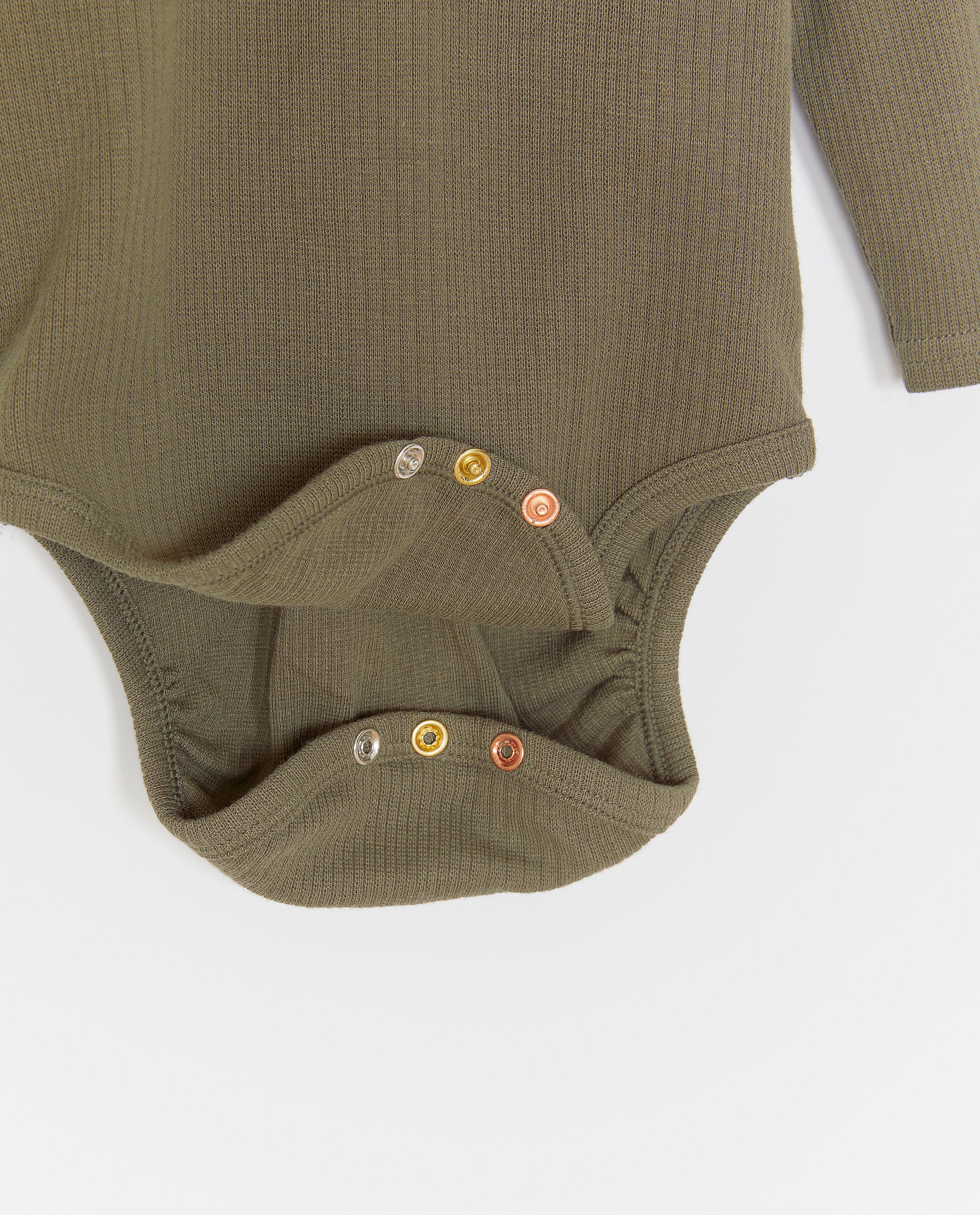 Cuddles and Smiles Romper med kuvertkrage i khakifärgad ekologisk bomull